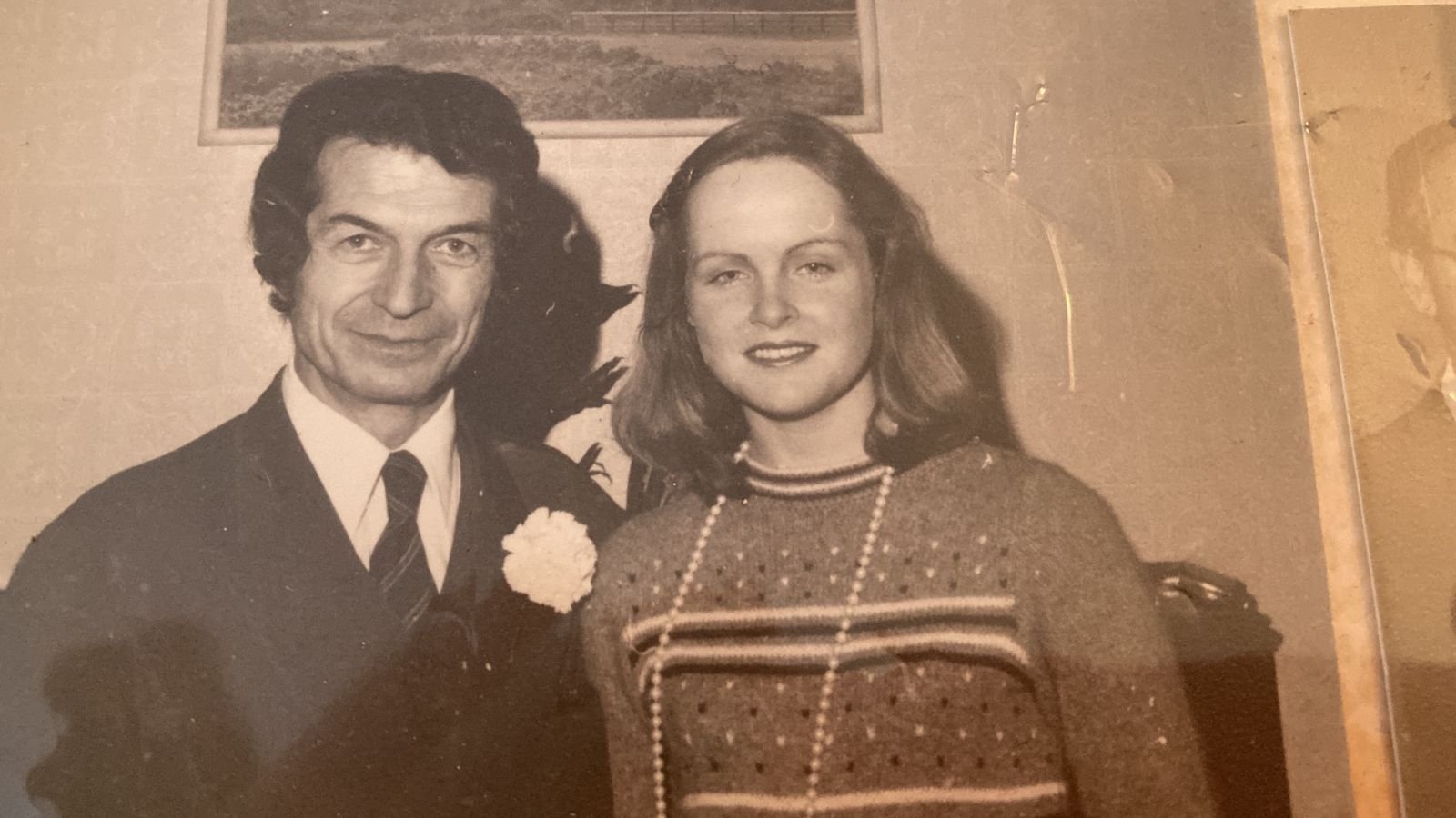 Orang tua dari Leyla Yvonne Ergil, Tanju Ergil (kiri) dan Angela Croal selama pernikahan mereka, di London, Inggris, 25 Januari 1974. (Foto oleh Leyla Yvonne Ergil)