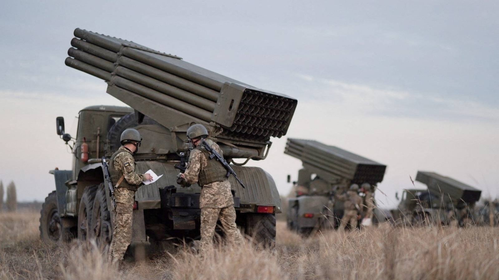 Service members of the Ukrainian Armed Forces gather near BM-21 "Grad" multiple rocket launchers during tactical military exercises at a shooting range in the Kherson region, Ukraine, January 19, 2022. (REUTERS Photo)
