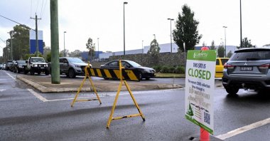 People are turned away at a COVID-19 testing centre in Western Sydney that is closed due to full capacity in the wake of the coronavirus pandemic in Sydney, NSW, Australia, Jan. 5, 2022. (Reuters Photo)