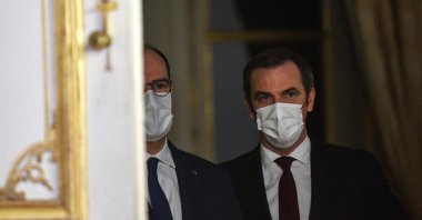 France's Prime Minister Jean Castex (L) and France's Health Minister Olivier Veran (R) arrive to give a press conference on the COVID-19 ongoing situation, in Paris, Jan. 20, 2022 (AFP Photo)