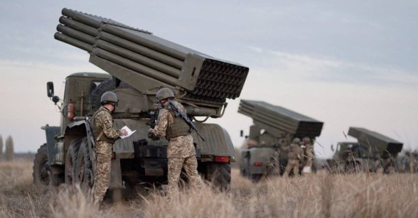 Service members of the Ukrainian Armed Forces gather near BM-21 "Grad" multiple rocket launchers during tactical military exercises at a shooting range in the Kherson region, Ukraine, January 19, 2022. (REUTERS Photo)