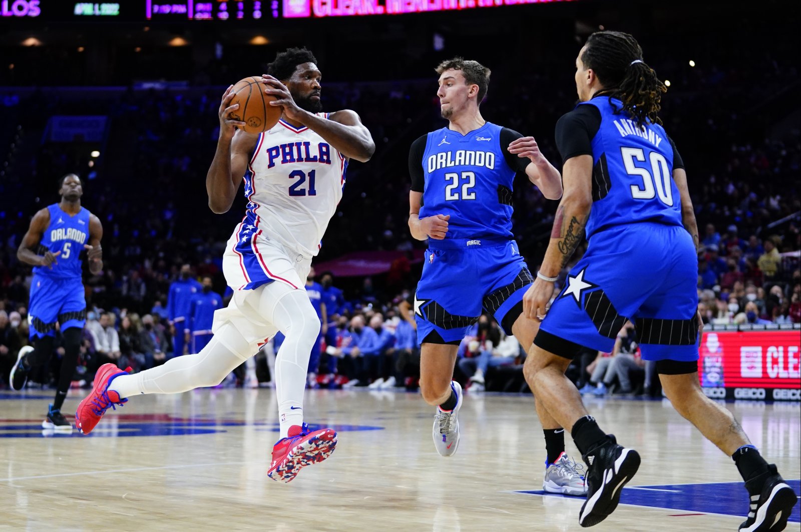 Sixers&#039; Joel Embiid (L) tries to get past Magic&#039;s Franz Wagner (C) and Cole Anthony during an NBA game, Philadelphia, U.S., Jan. 19, 2022.  (AP Photo)
