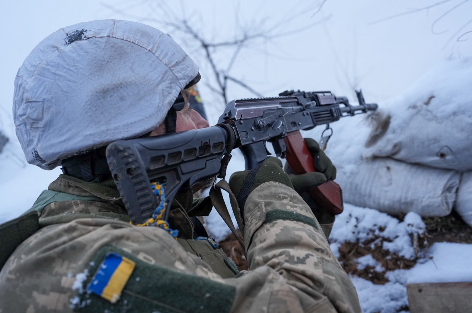 A Ukrainian soldier on the front line points a gun near Ukraine&#039;s Zolote region. (AA Photo)
