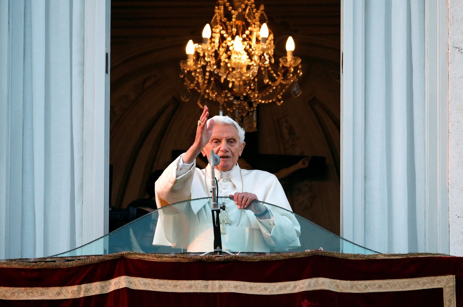 Pope Benedict XVI blesses the faithful for the last time from the balcony of his summer residence in Castel Gandolfo, Feb. 28, 2013. (Reuters Photo)