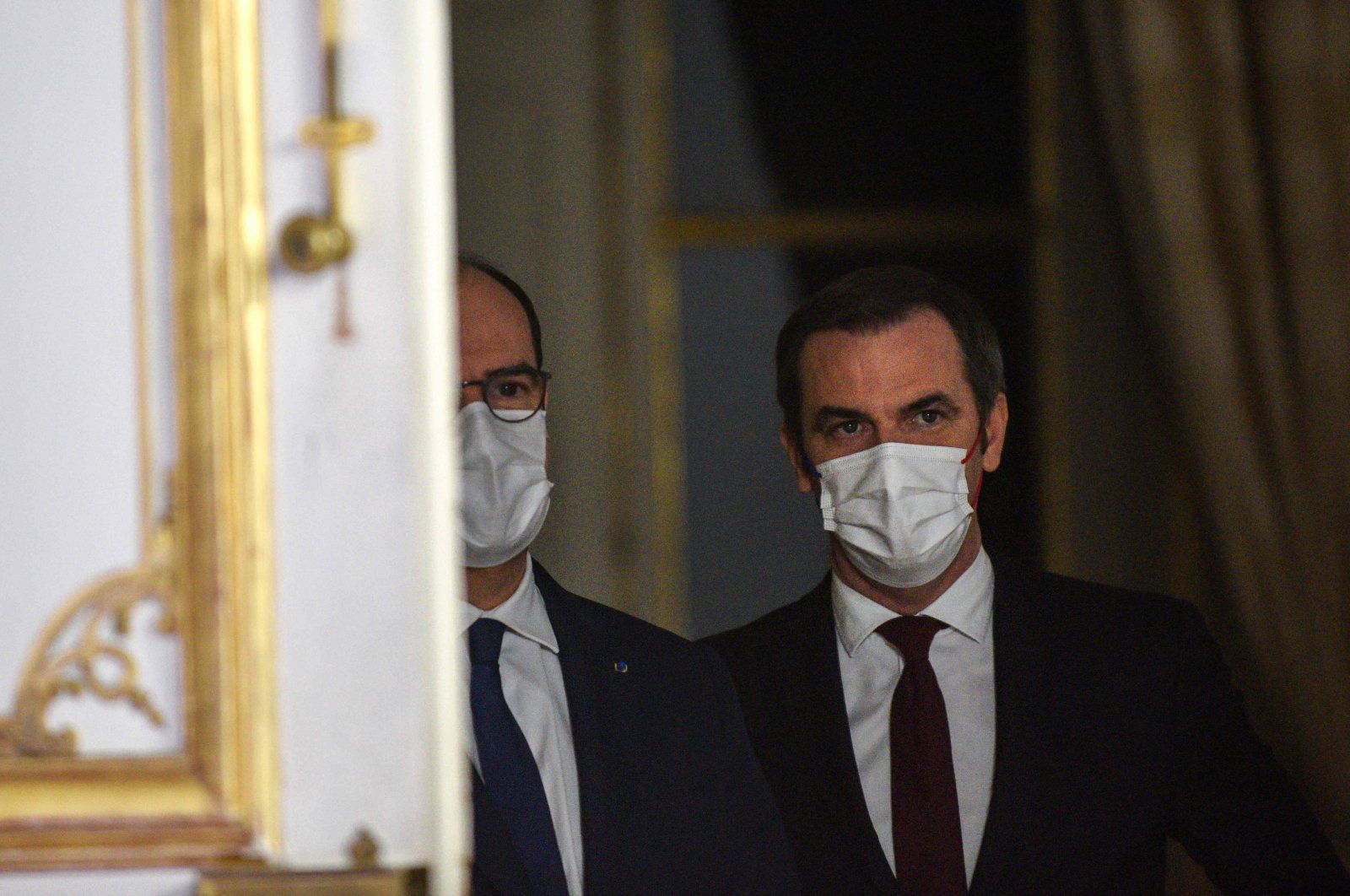 France&#039;s Prime Minister Jean Castex (L) and France&#039;s Health Minister Olivier Veran (R) arrive to give a press conference on the COVID-19 ongoing situation, in Paris, Jan. 20, 2022 (AFP Photo)
