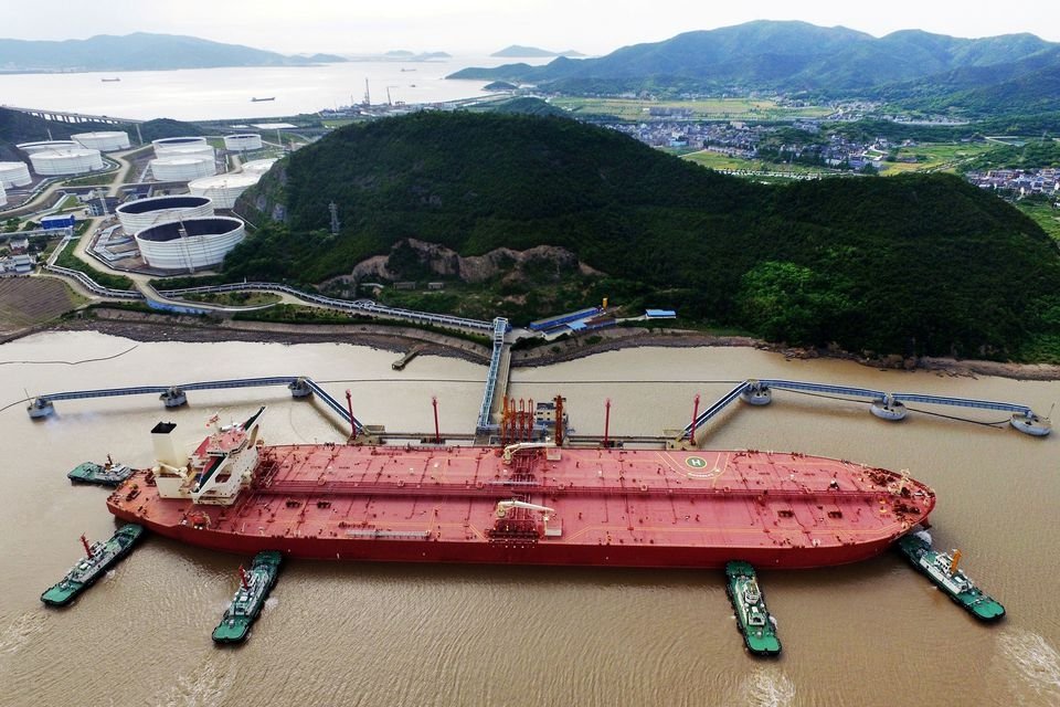 A VLCC oil tanker is seen at a crude oil terminal in Ningbo Zhoushan port, Zhejiang province, China, May 16, 2017. (Reuters Photo)