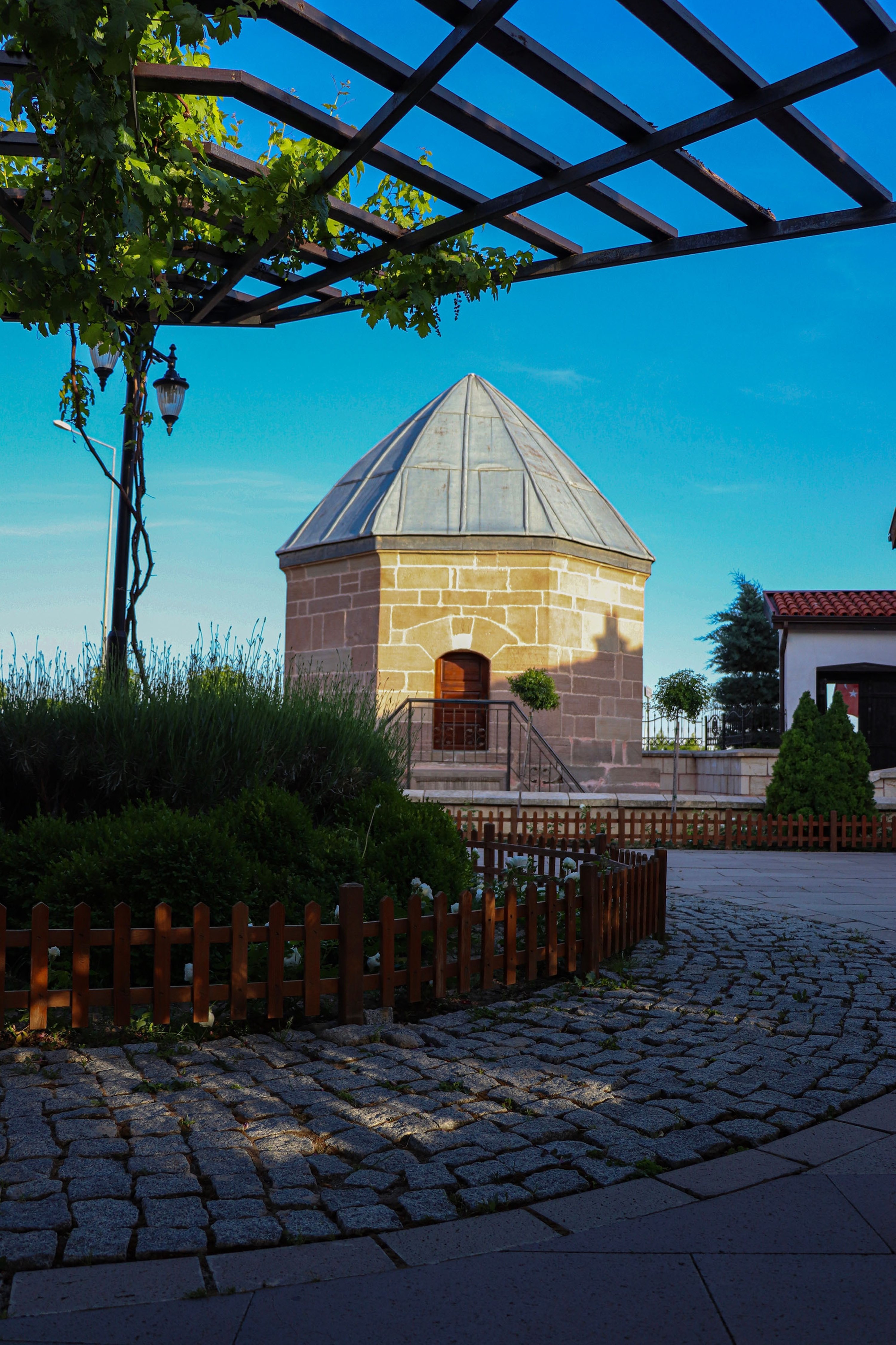 Makam Ateş Baz-ı Veli dapat dilihat di Konya, Turki.  (Foto Shutterstock)