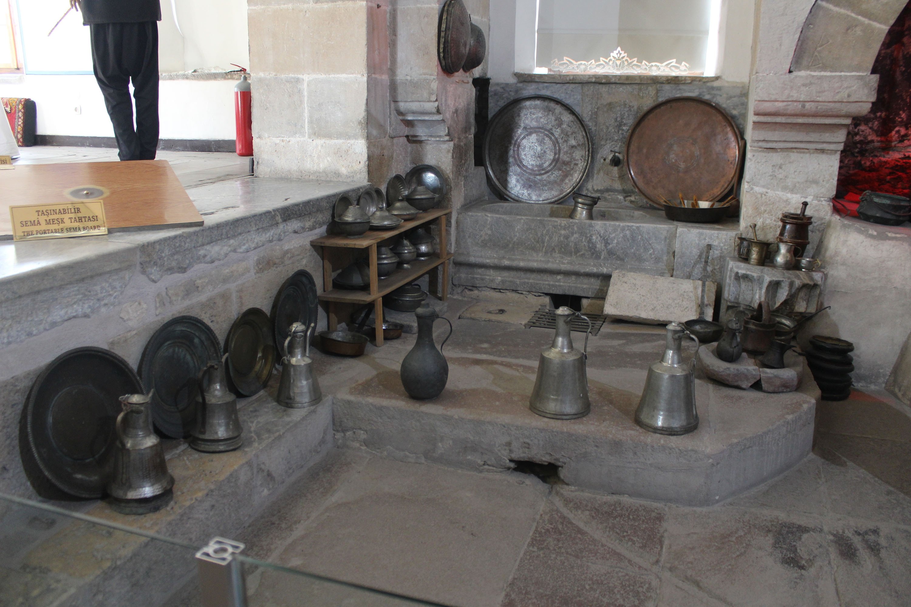 Peralatan memasak dipajang di Matbah-ı erif, dapur biara darwis Mevlevi di Konya, Turki, 10 Oktober 2016. (Foto Shutterstock)