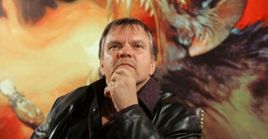 U.S. rock and roll singer Meat Loaf attends a news conference promoting his latest album &quot;Bat Out of Hell III: The Monster Is Loose&quot; in Hong Kong, Sept. 4, 2006. (Reuters Photo)