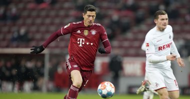 Bayern's Robert Lewandowski attacks with the ball in a Bundesliga match against FC Cologne, Cologne, Germany, Jan. 15, 2022. (AP Photo)