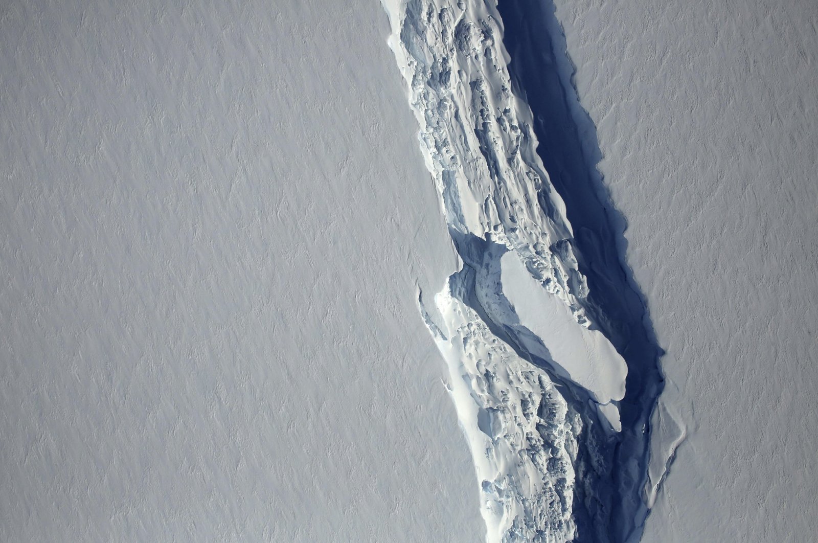 The Antarctic Peninsula&#039;s rift in the Larsen C ice shelf can be seen from NASA&#039;s IceBridge mission Digital Mapping System, Nov. 10, 2016. (NASA via AFP)