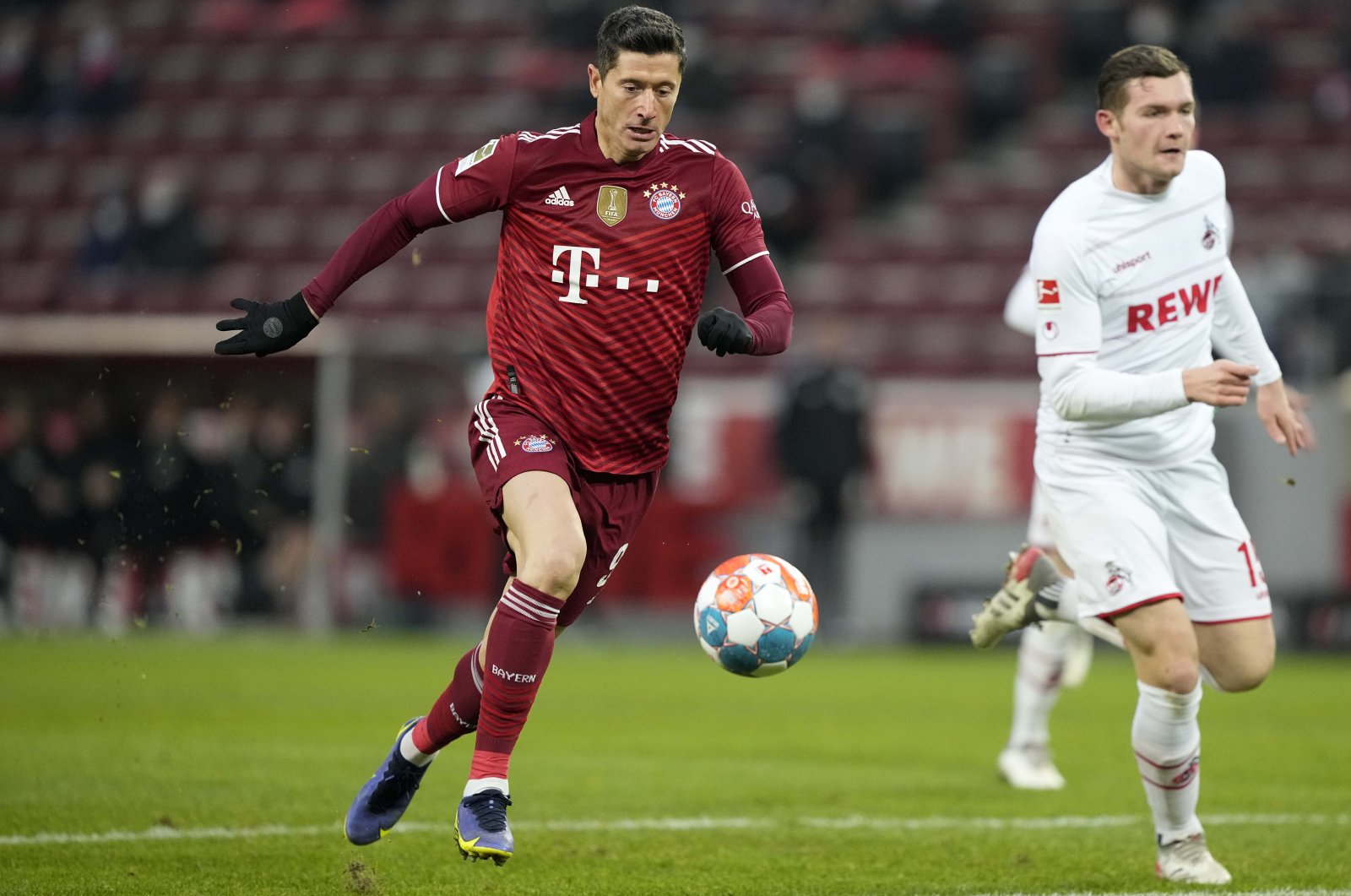 Bayern&#039;s Robert Lewandowski attacks with the ball in a Bundesliga match against FC Cologne, Cologne, Germany, Jan. 15, 2022. (AP Photo)