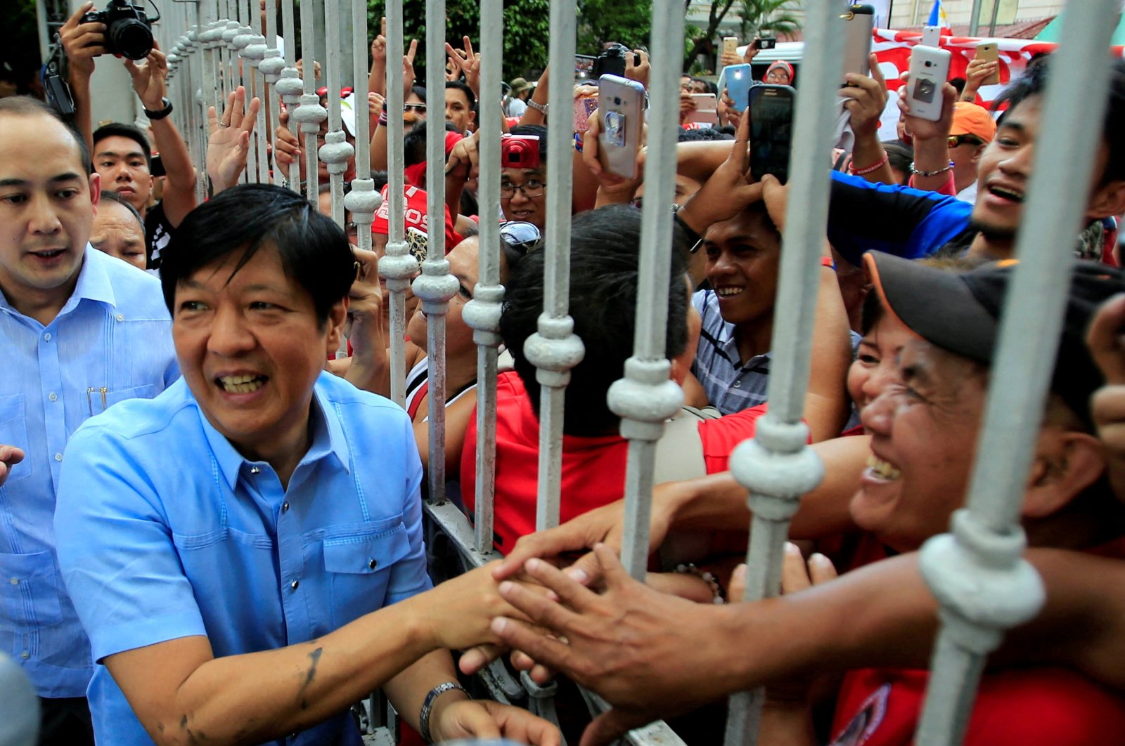 Former senator Ferdinand "Bongbong" Marcos Jr., son of late former dictator Ferdinand Marcos, is greeted by his supporters upon his arrival at the Supreme Court in Manila, Philippines, April 17, 2017. (Reuters Photo)