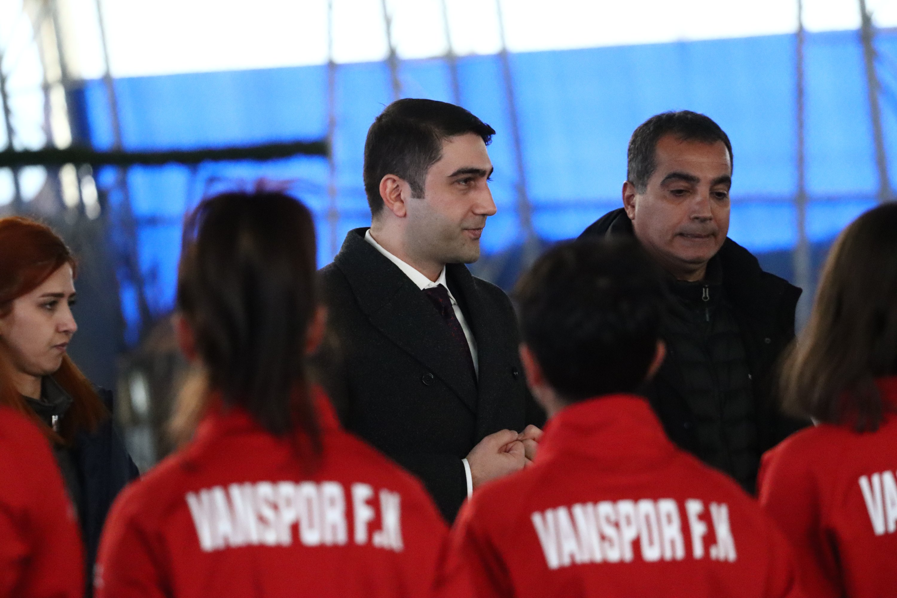 Vanspor başkanı Mehmet Avcı (ortada) kadın takımıyla antrenman öncesi konuşuyor, Van, Türkiye, 22 Ocak 2022 (Fotoğraf Vanspor'un izniyle)