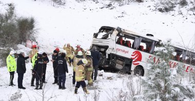 Health crews and security forces are seen near the scene of an accident in Istanbul, Turkey, Jan. 23, 2022. (IHA Photo)
