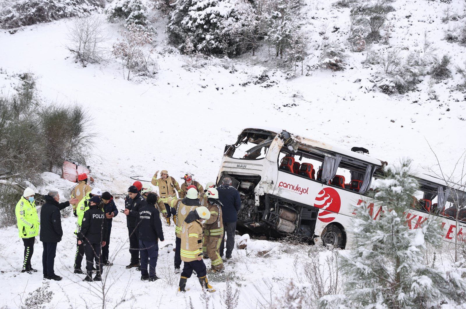 Health crews and security forces are seen near the scene of an accident in Istanbul, Turkey, Jan. 23, 2022. (IHA Photo)
