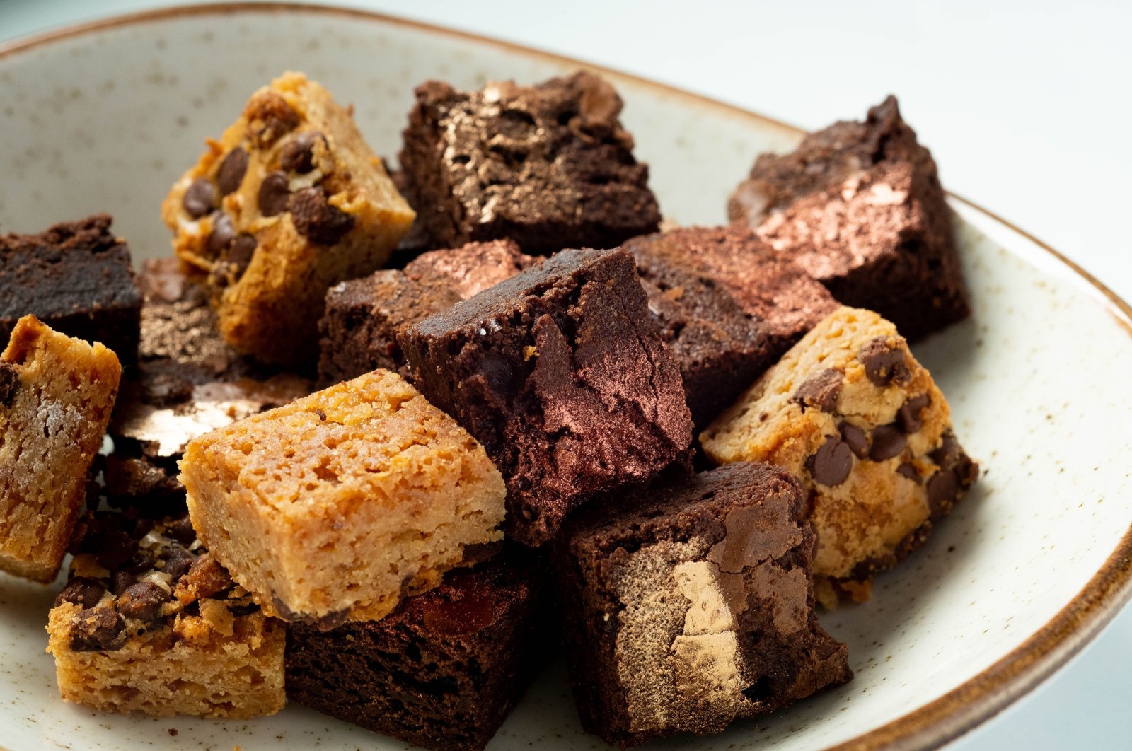 A bowl of brownies and blondies. (Shutterstock)