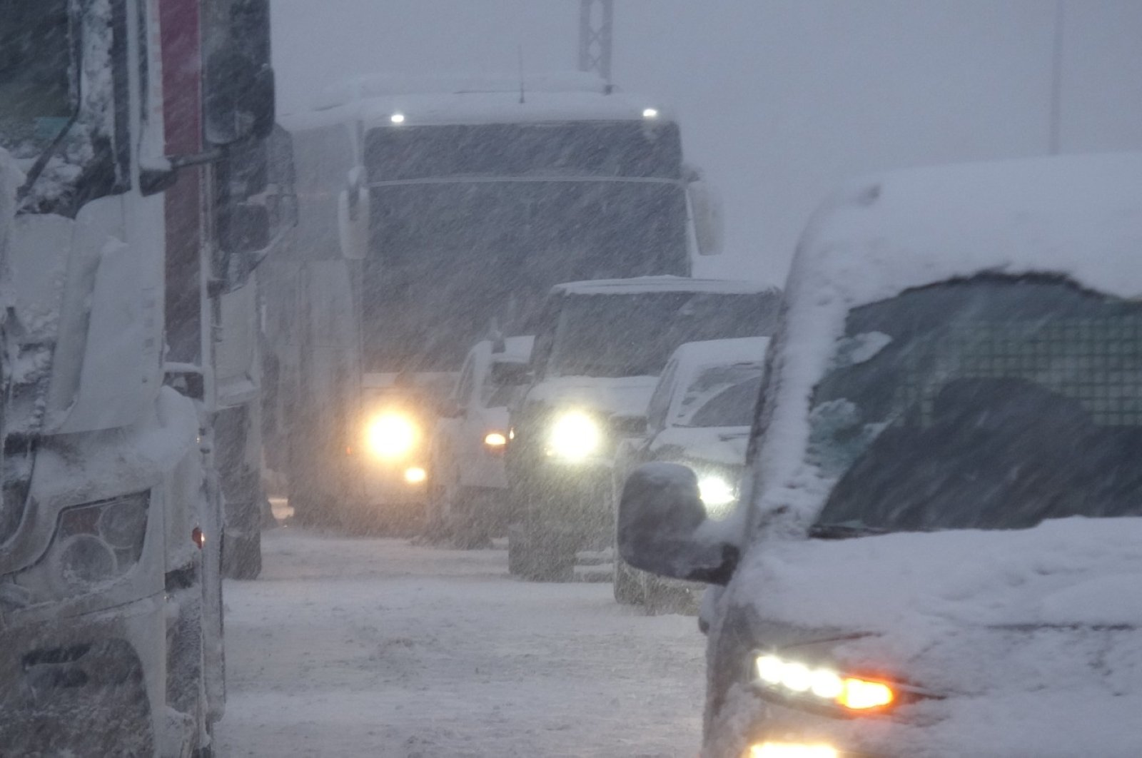 Jalan raya Istanbul-Ankara ditutup karena hujan salju lebat