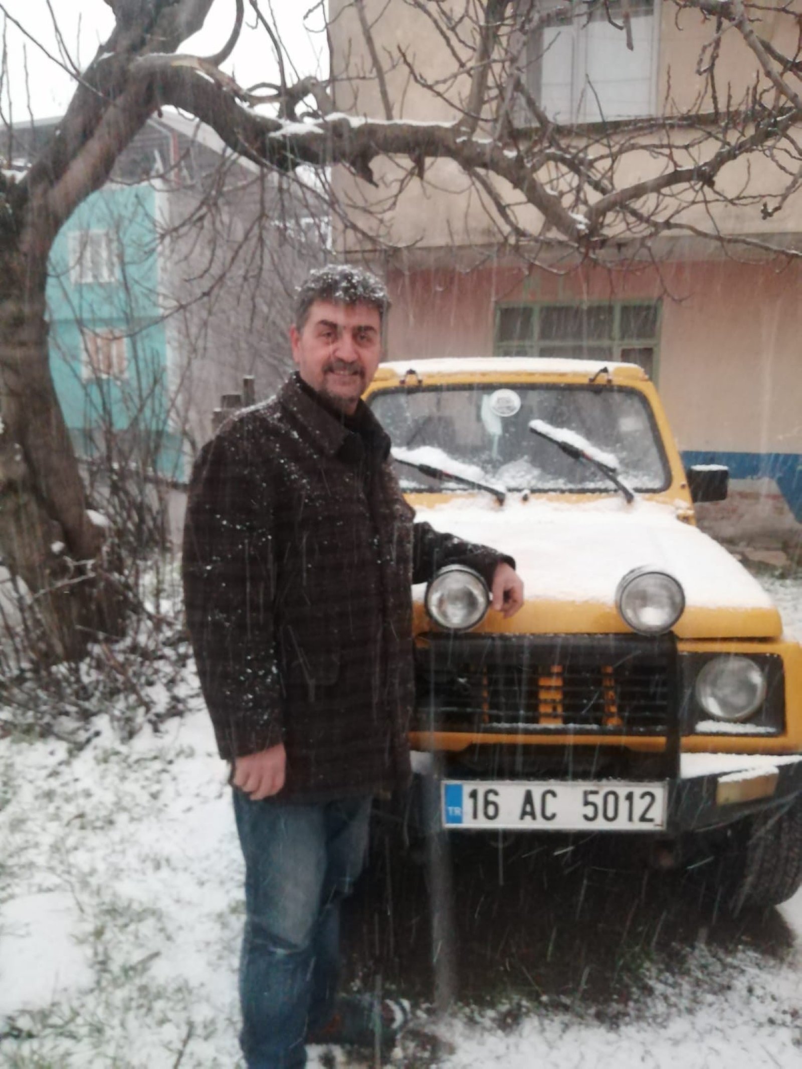 Samaria yang baik Halil Ibrahim Kurt di depan mobil 4x4 yang ia gunakan untuk menyelamatkan orang-orang yang terdampar di jalan dekat desanya, desa Zeyniler, Bursa, Turki barat, 23 Januari 2022. (Foto IHA) 