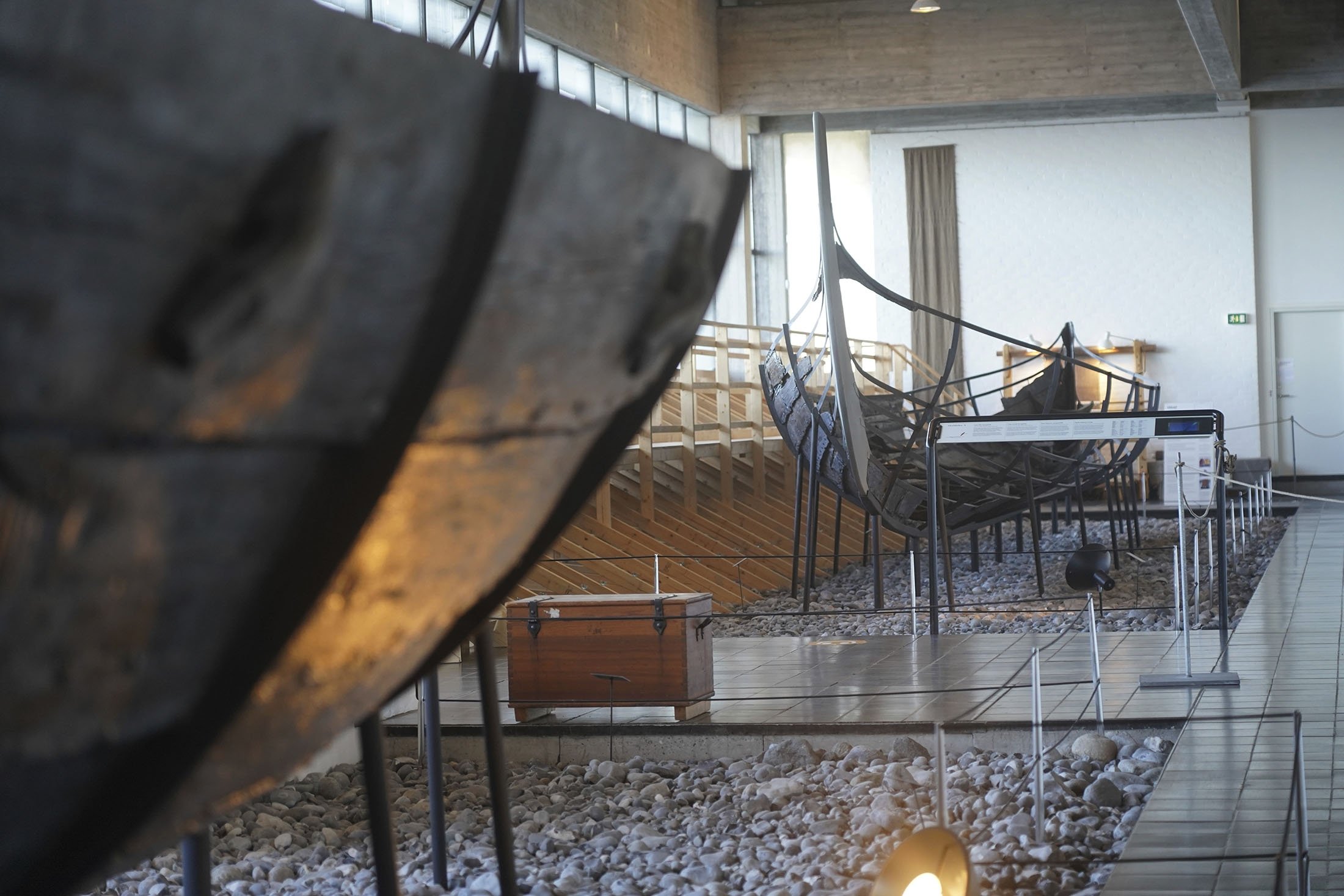 Kapal Viking abad ke-11, dibangun dengan tradisi perahu klinker Nordik, dipajang di Museum Kapal Viking di Roskilde, Denmark, 17 Januari 2022. (AP Photo)