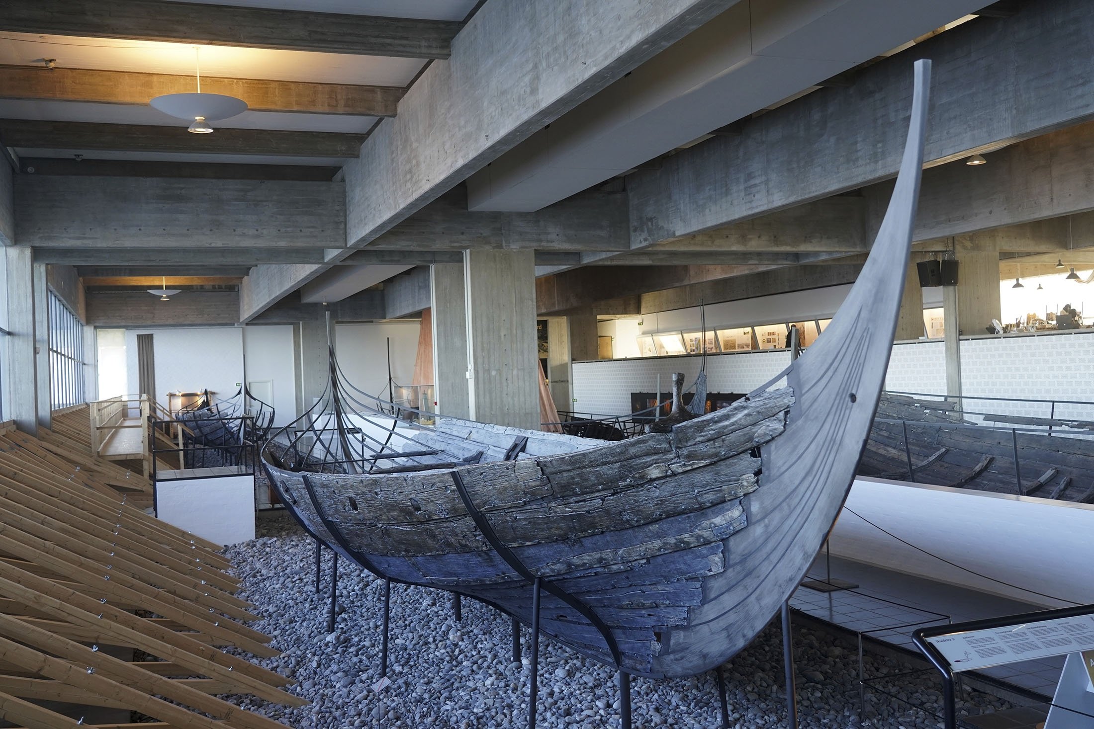 Kapal dagang Viking sepanjang 14 meter dari abad ke-11, dipajang di galangan kapal Museum Kapal Viking di Roskilde, Denmark, 17 Januari 2022. (AP Photo)