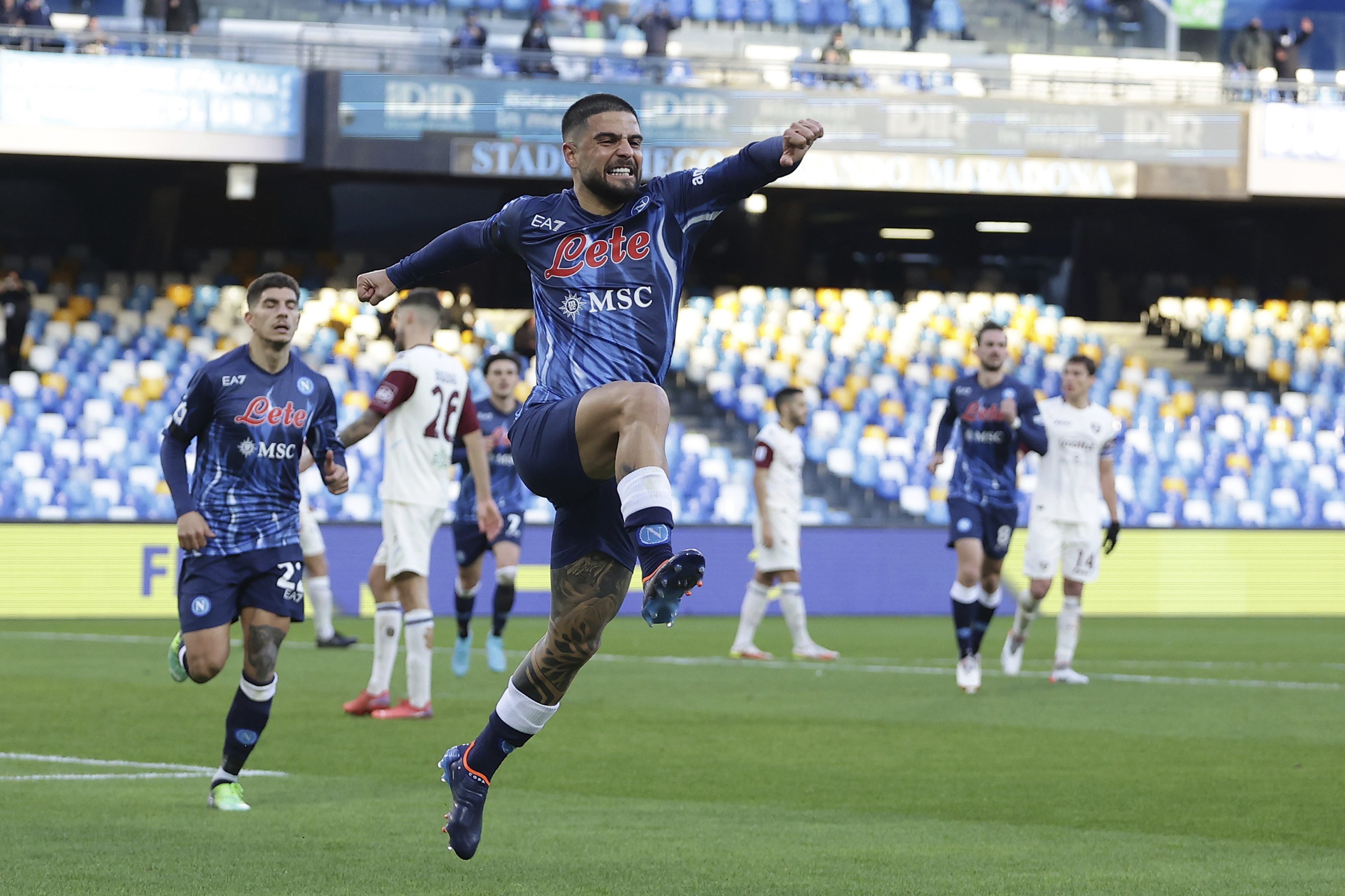 Pemain Napoli Lorenzo Insigne merayakan golnya dalam pertandingan Serie A melawan Salernitana, Naples, Italia, 23 Januari 2022. (AP Photo)