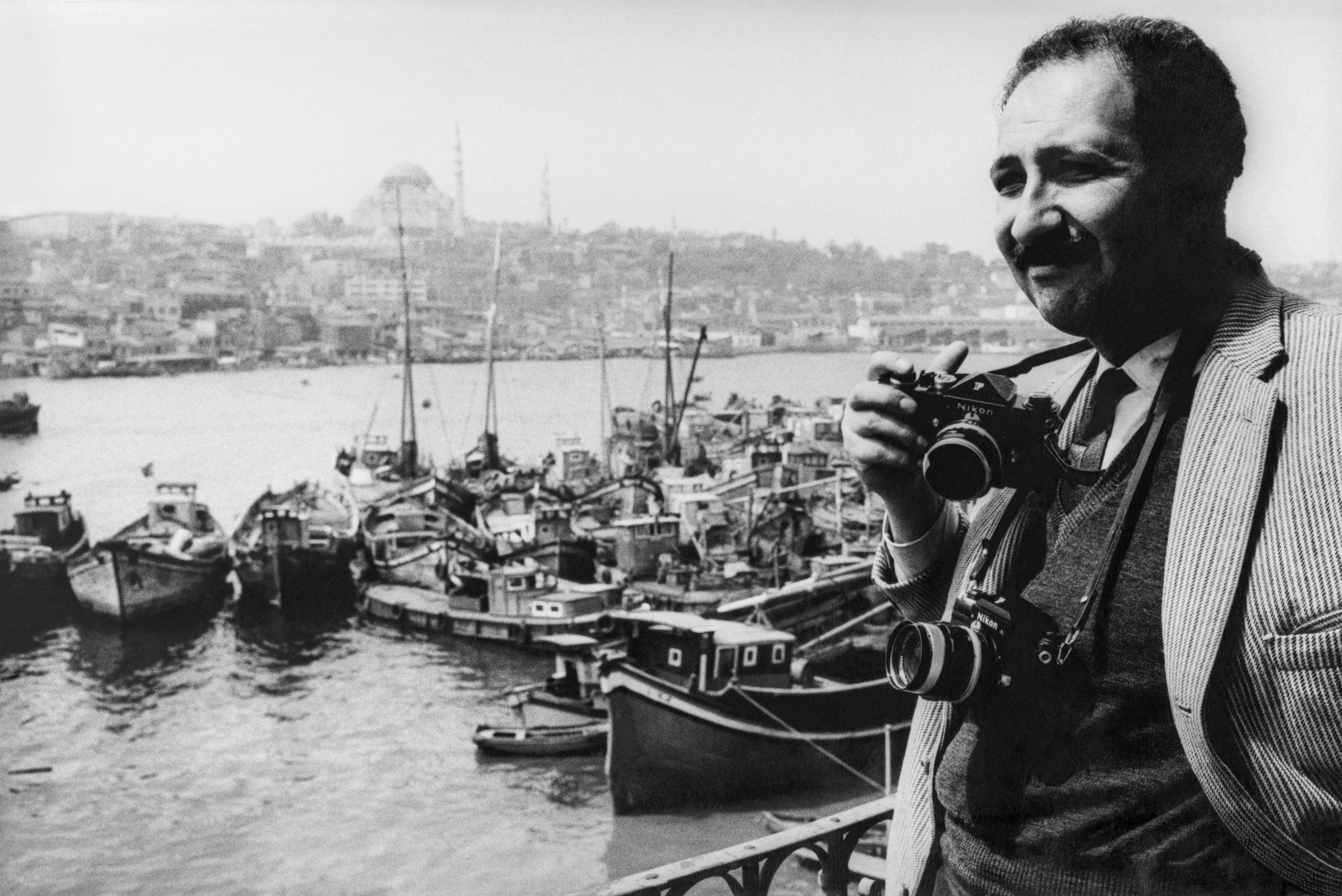 A photo of Ara Güler on display at the “Miscellaneous Istanbul” exhibition. (Courtesy of Ara Güler Museum)