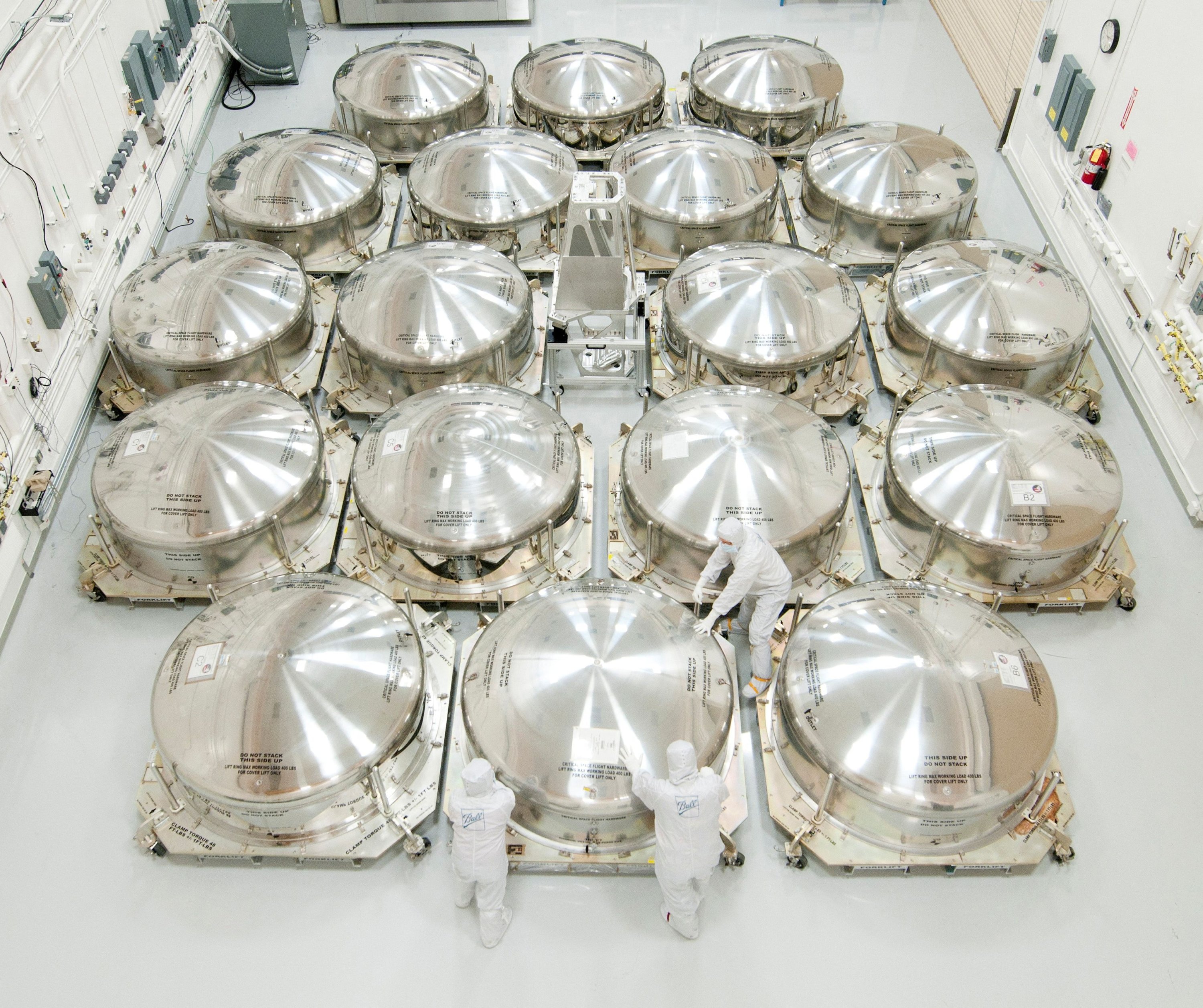 Segmen cermin yang dibuat oleh Ball Aerospace & Technologies Corp. untuk Teleskop Luar Angkasa James Webb dikemas dalam tabung pengiriman khusus dalam foto selebaran NASA yang tidak bertanggal ini di Boulder, Colorado, AS, 19 September 2012. (Foto Reuters)
