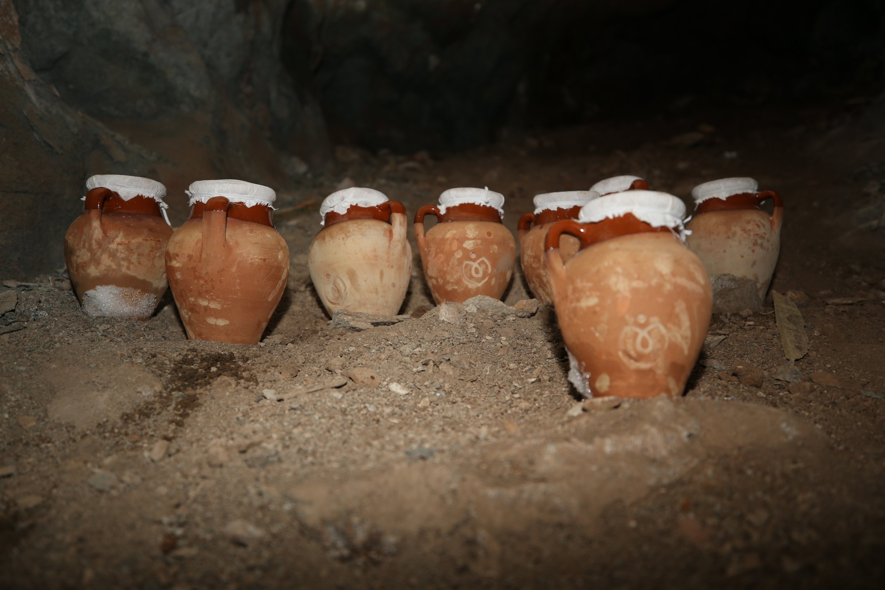 Keju Gilik dalam toples gerabah mereka duduk di dalam gua, Mesudiye, Ordu, Turki, Jan. 22, 2022. (Foto AA)
