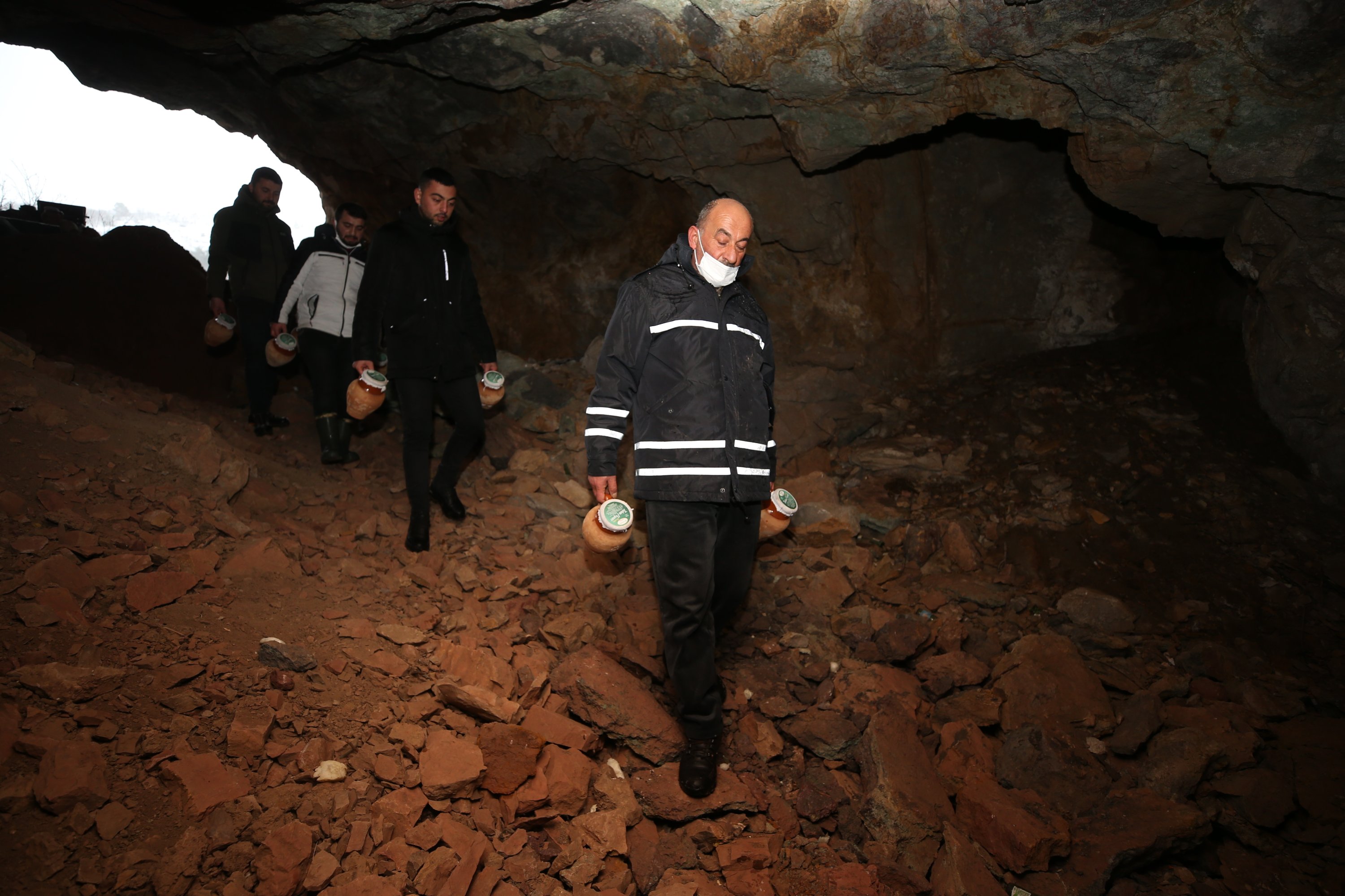 Sebuah tim pembuat keju mengangkut keju gilik ke sebuah gua, Mesudiye, Ordu, Turki, Jan. 22, 2022. (Foto AA)