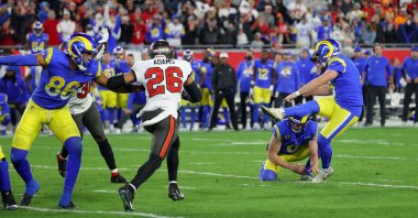 Los Angeles Rams&#039; Matt Gay (R) kicks the game-winning field goal in an NFL Playoff game against the Tampa Bay Buccaneers, Tampa, Florida, U.S., Jan. 23, 2022. (AFP Photo)