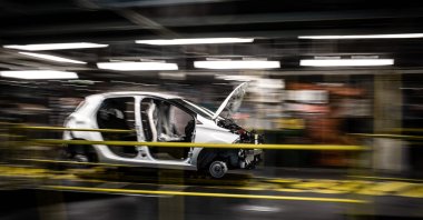 The assembly line producing both the electric car Renault Zoe and the hybrid vehicle Nissan Micra in Flins-sur-Seine, France, May 6, 2020. (AFP Photo)