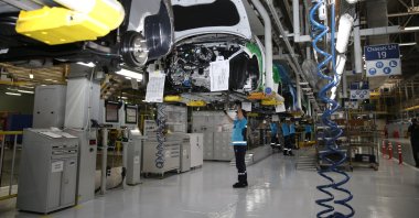 Workers are seen at Hyundai Assan's Izmit factory in northwestern Kocaeli, Turkey, Aug. 28, 2020. (AA Photo)