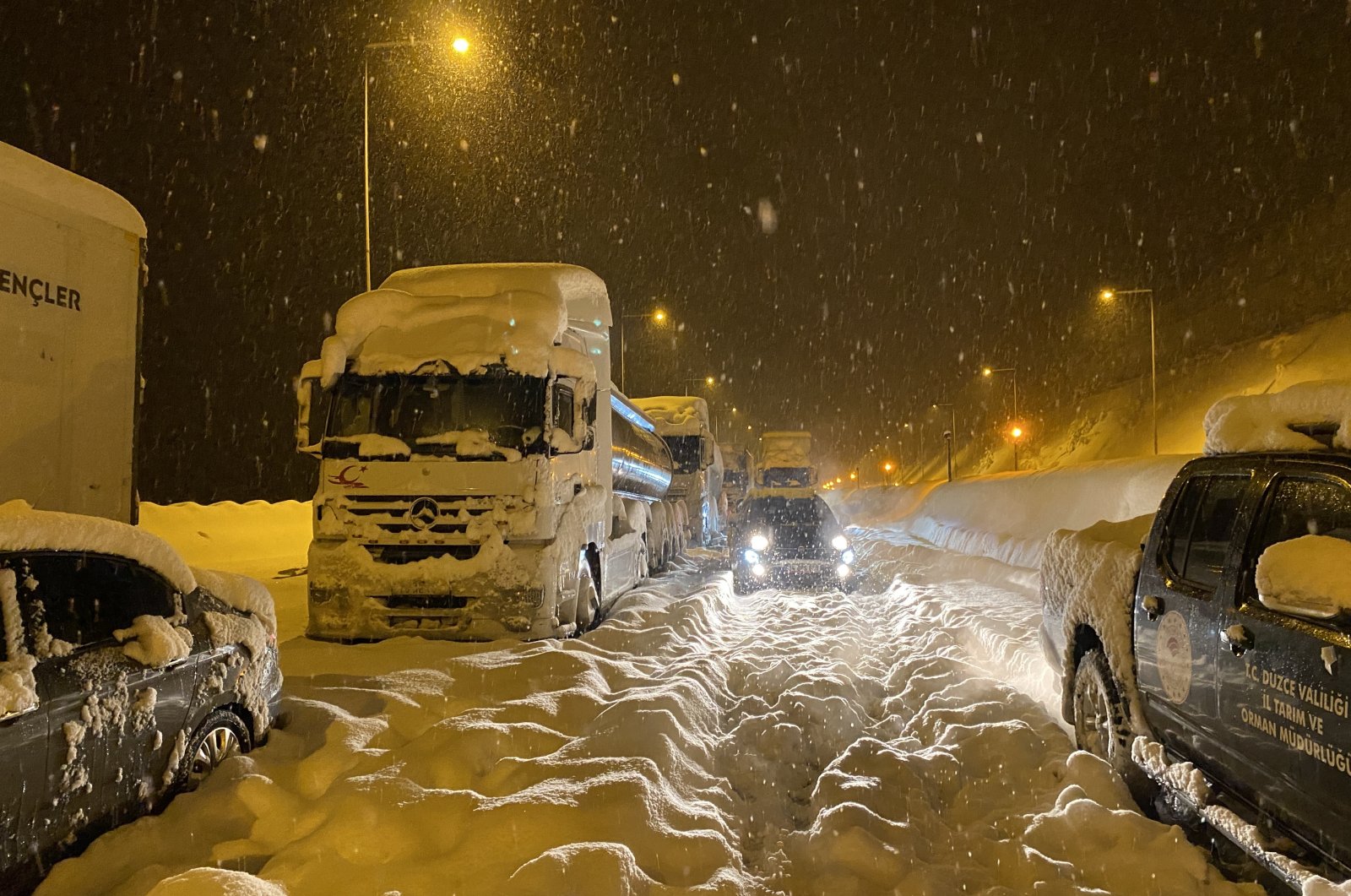 Vehicles stuck on the Trans-European Motorway (TEM) in Bolu, northern Turkey, Jan. 24, 2022. (IHA PHOTO)