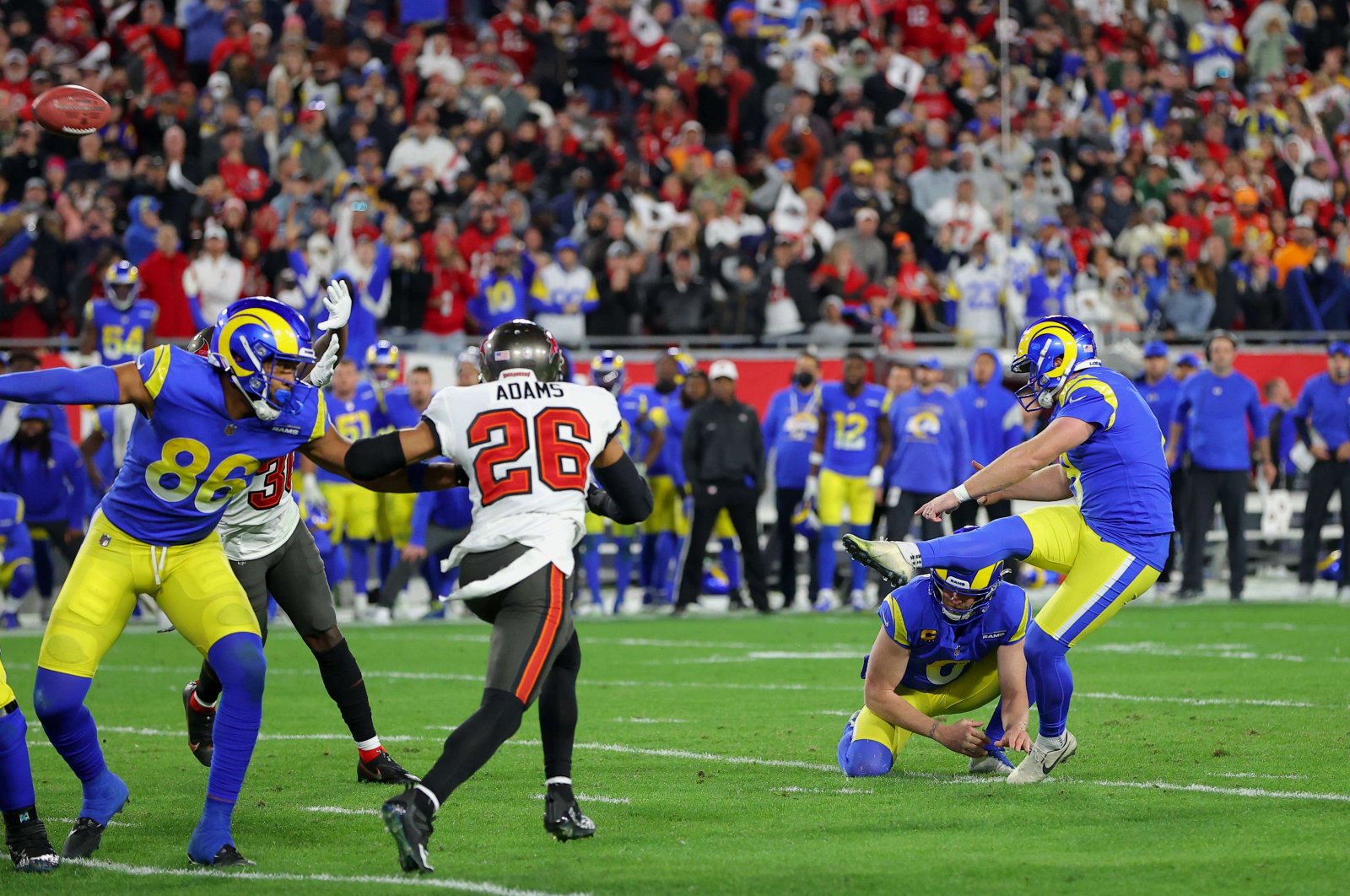 Los Angeles Rams&#039; Matt Gay (R) kicks the game-winning field goal in an NFL Playoff game against the Tampa Bay Buccaneers, Tampa, Florida, U.S., Jan. 23, 2022. (AFP Photo)