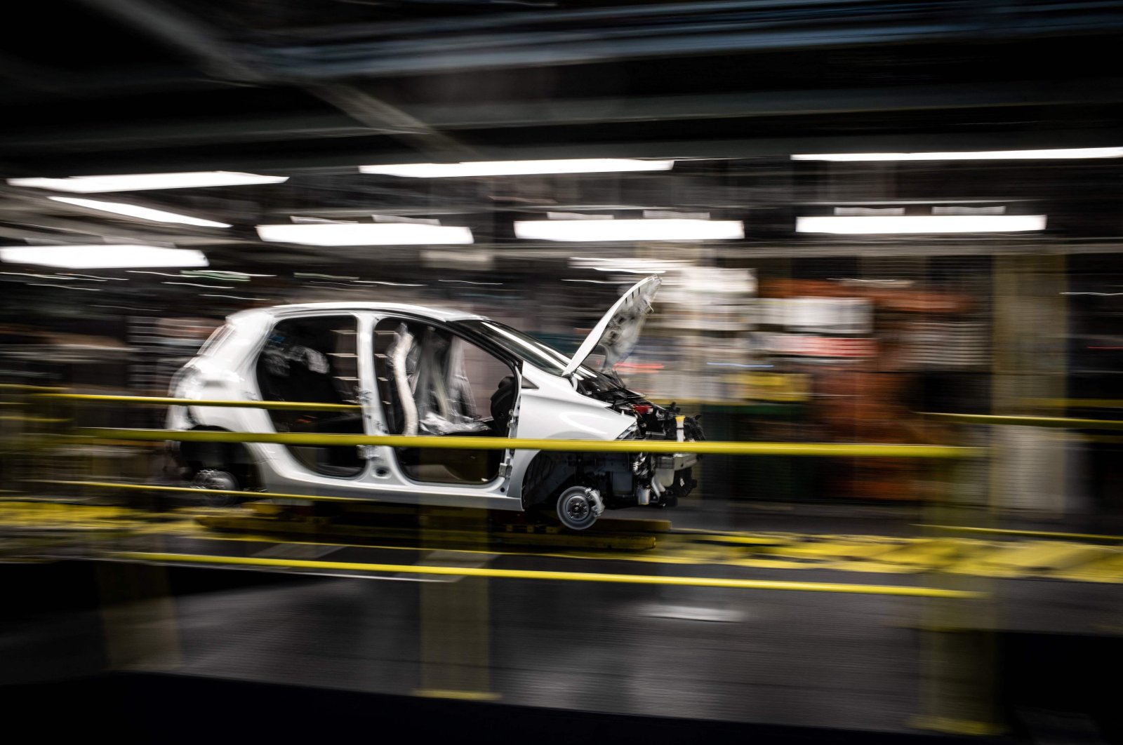 The assembly line producing both the electric car Renault Zoe and the hybrid vehicle Nissan Micra in Flins-sur-Seine, France, May 6, 2020. (AFP Photo)