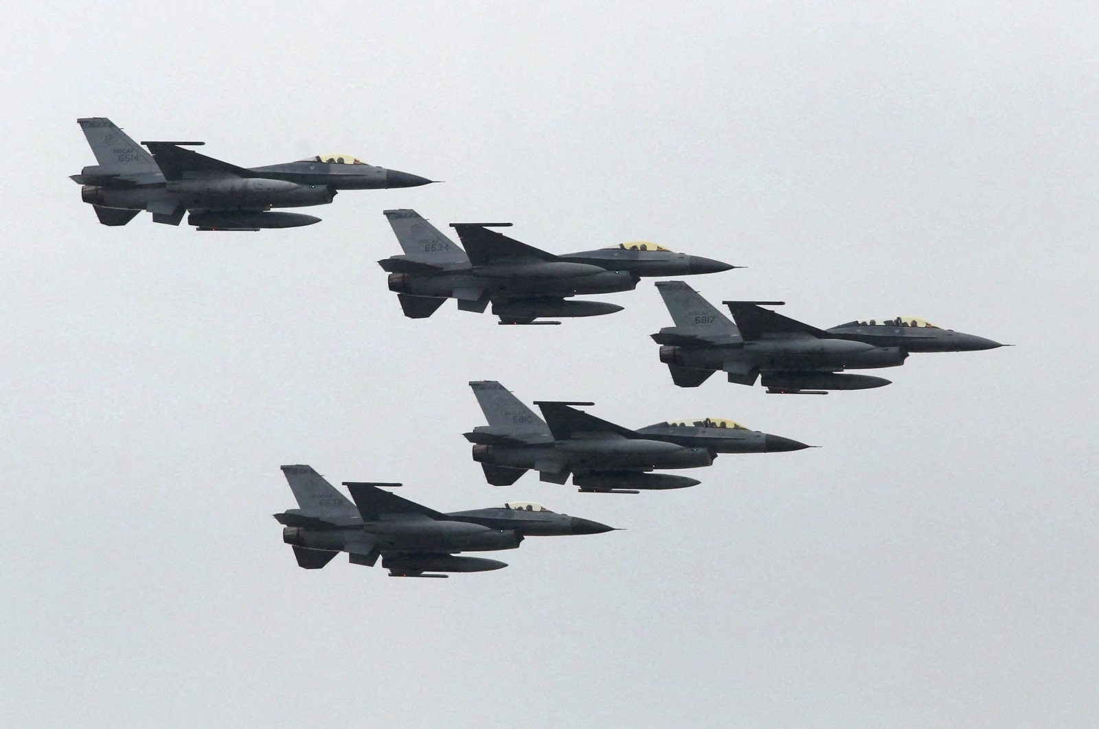 Taiwan Air Force&#039;s F-16 fighter jets fly during the annual Han Kuang military exercise at an army base in Hsinchu, northern Taiwan, July 4, 2015. (Reuters Photo)