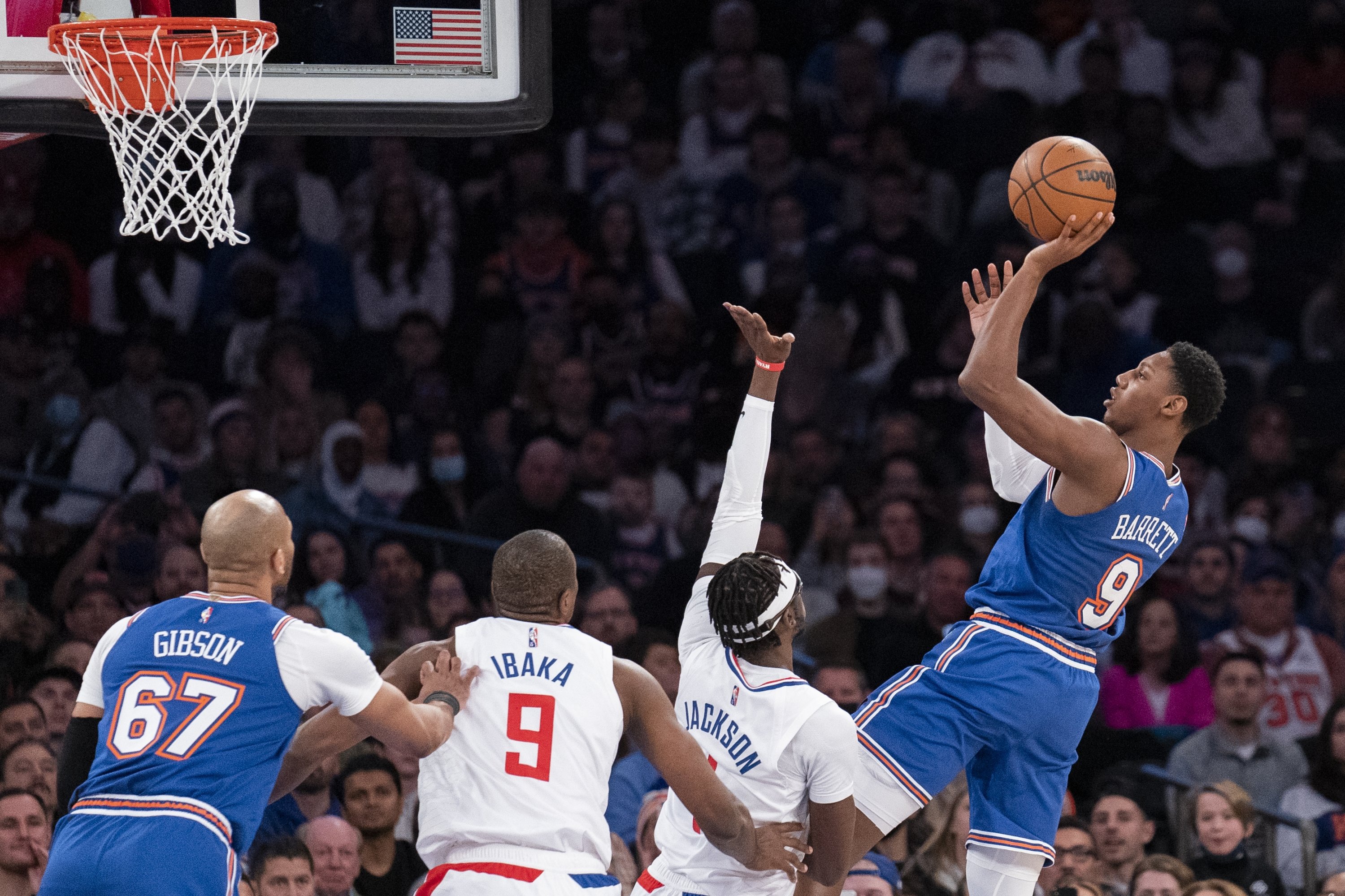 Guard New York Knicks RJ Barrett (kanan) menembak guard Los Angeles Clippers Reggie Jackson selama pertandingan NBA, New York, AS, 23 Januari 2022. (AP Photo)
