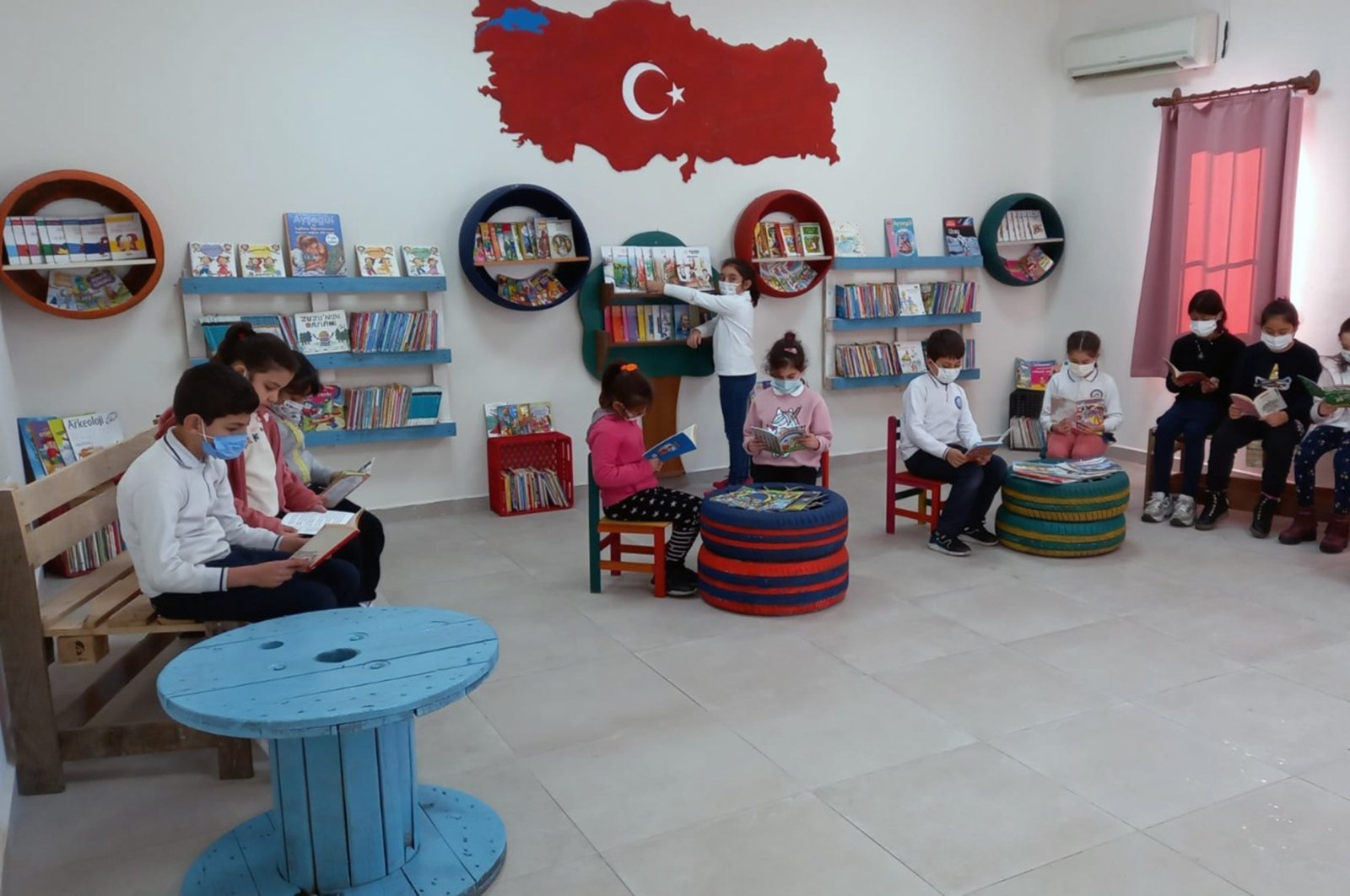 Children read books in a &quot;zero waste&quot; library, in Muğla, southwestern Turkey, Jan. 18, 2022. (IHA Photo)