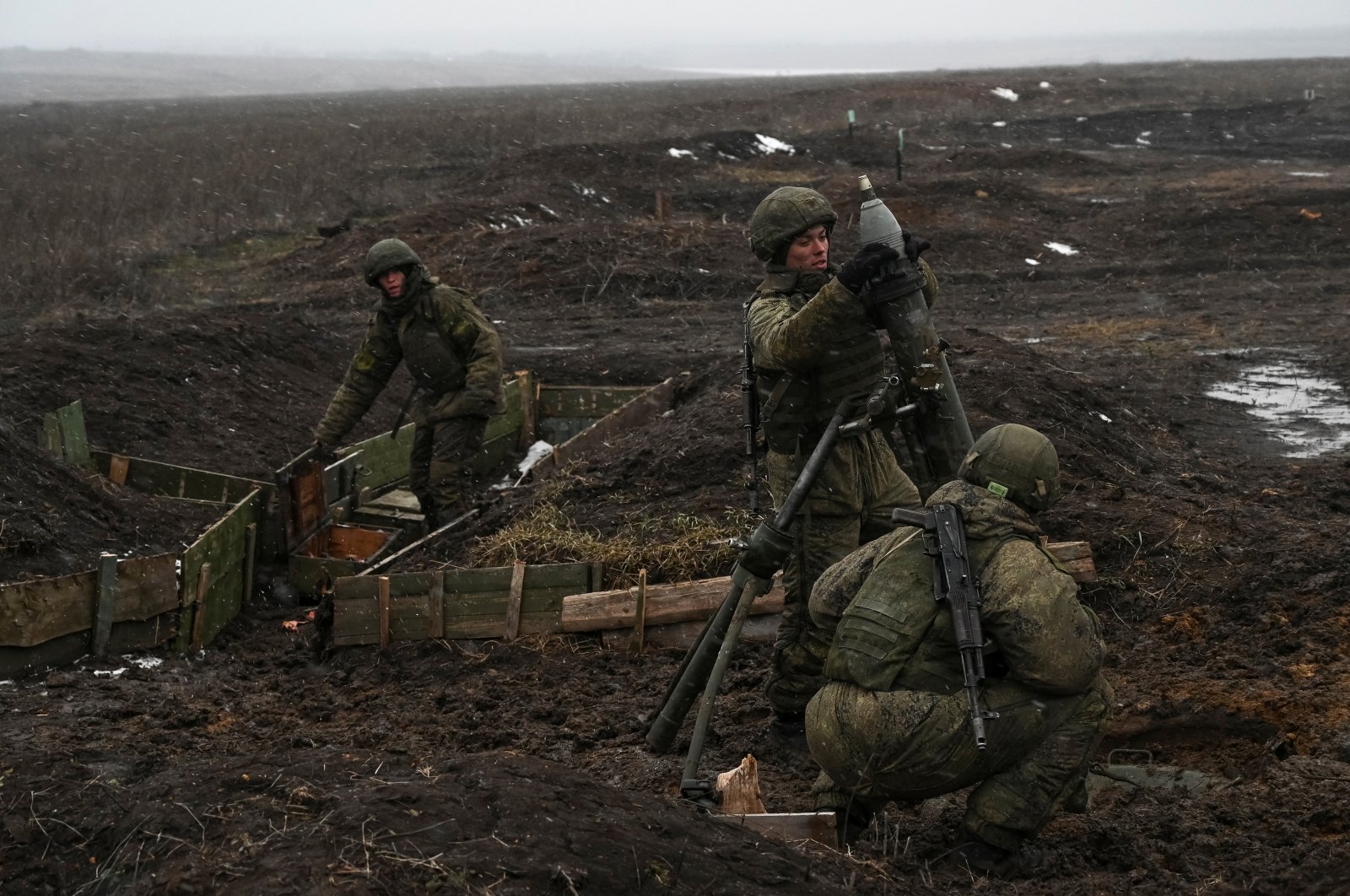 Russian army service members prepare to fire a mortar shell during drills at the Kuzminsky range in the southern Rostov region, Russia, Jan. 21, 2022. (Reuters Photo)