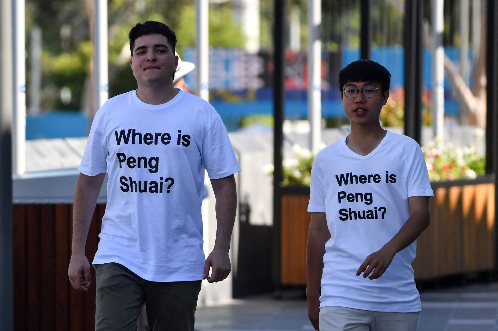 Australian human rights campaigner Drew Pavlou (L) is seen wearing a &quot;Where is Peng Shuai?&quot; T-shirt, Melbourne, Australia, Jan. 25, 2022. (AFP Photo)