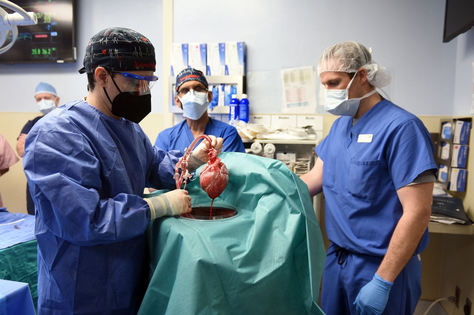 Surgeon Muhammad M. Mohiuddin (C), leads a team as they handle a genetically-modified pig heart in a first-of-its-kind surgery, at the University of Maryland Medical Center in Baltimore, Maryland, U.S., Jan. 7, 2022. (EPA Photo)