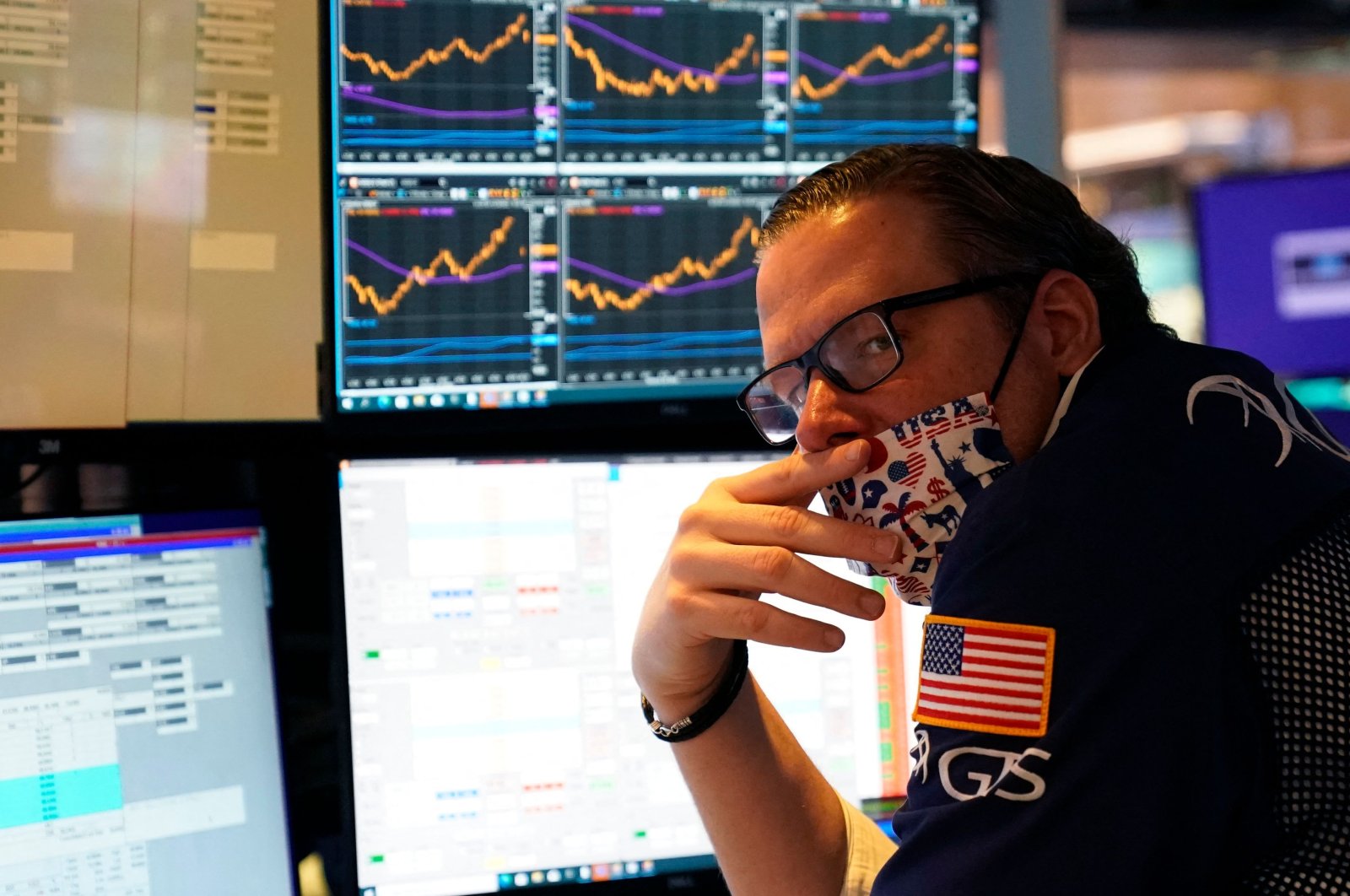 Saham AS turun tajam karena volatilitas pasar berlanjut