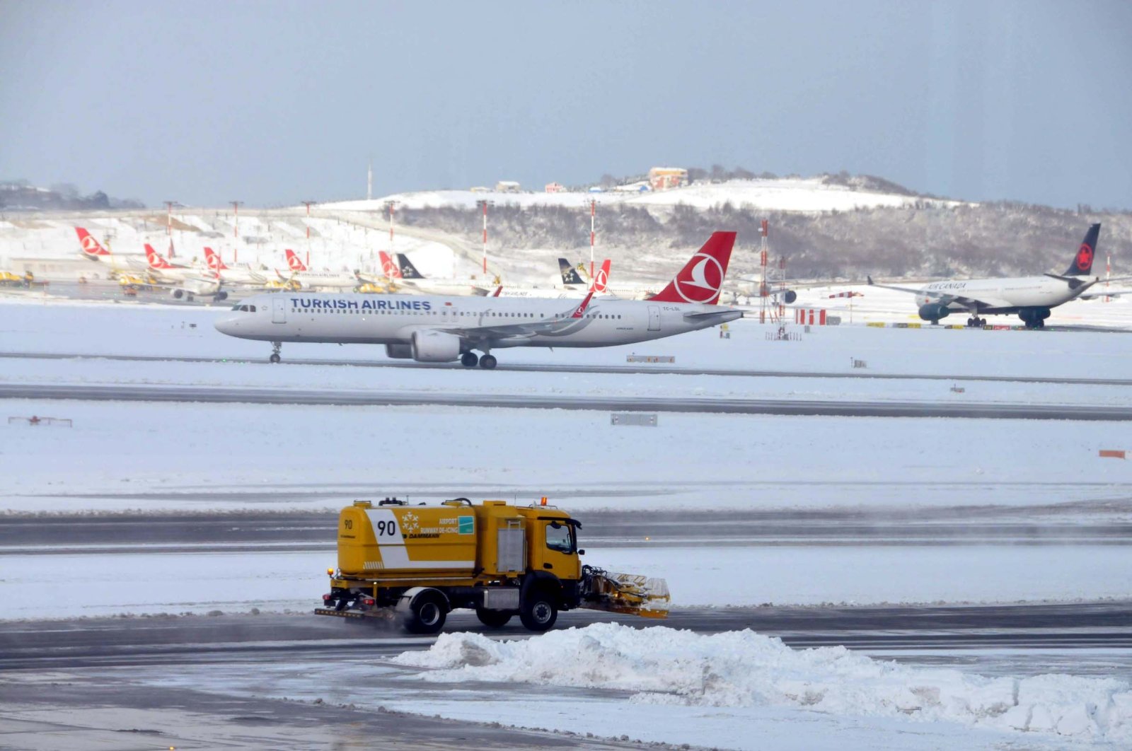 Penerbangan keberangkatan secara bertahap dilanjutkan di Bandara Istanbul