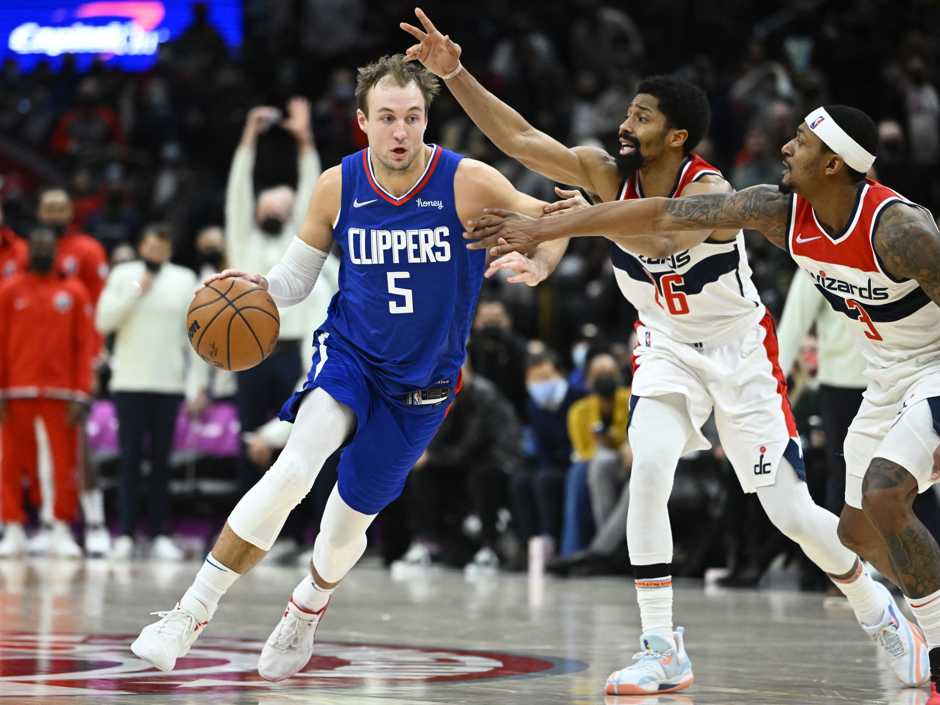 Clippers guard Luke Kennard (L) dribbles the ball as Washington Wizards' Spencer Dinwiddie (C) and guard Bradley Beal (R) defend Washington, D.C., U.S., Jan 25, 2022. (Reuters Photo)