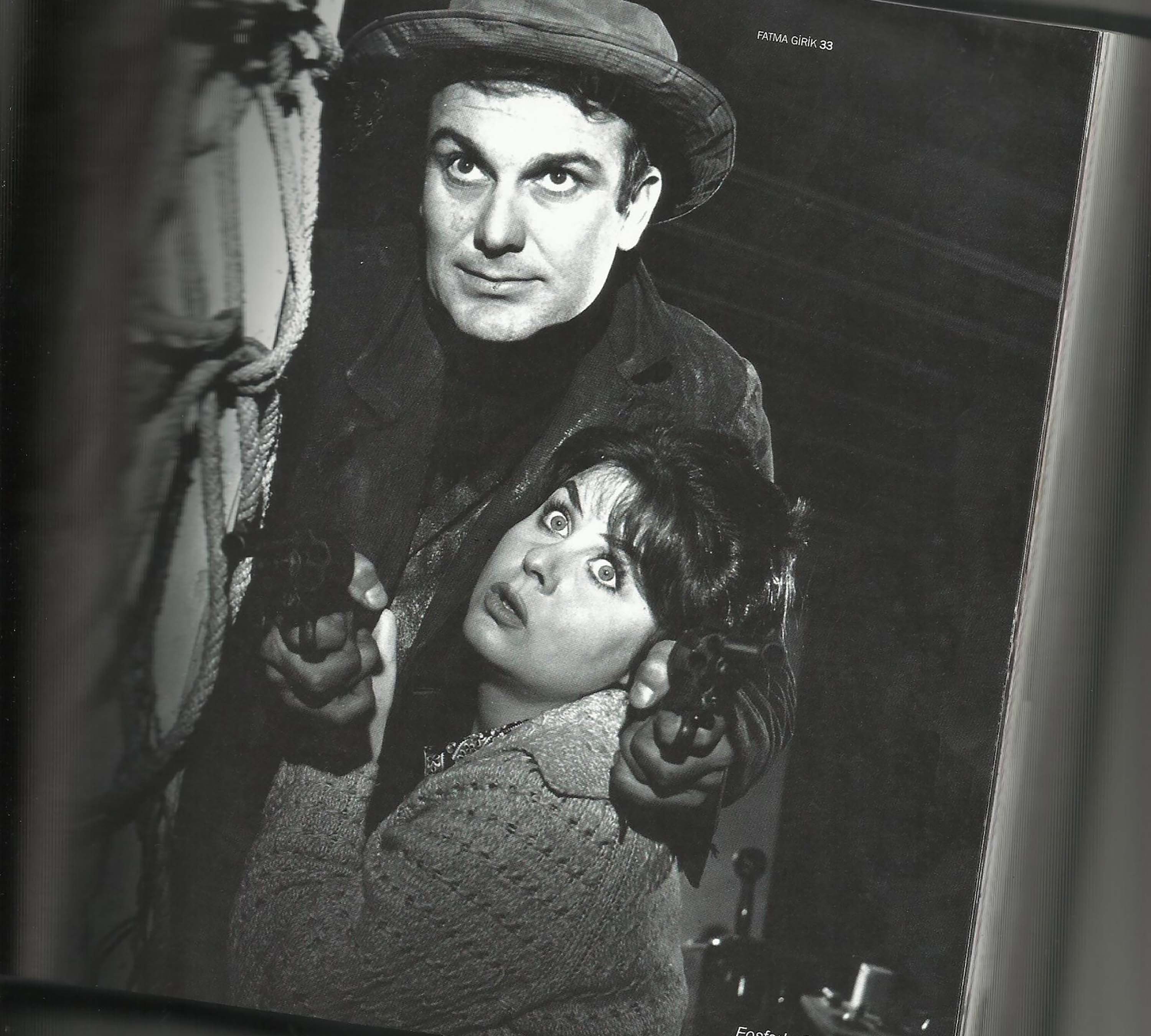 Fatma Girik (R) and Orhan Günşiray, in a scene from the film “Fosforlu Oyuna Gelmez.” (Archive Photo)