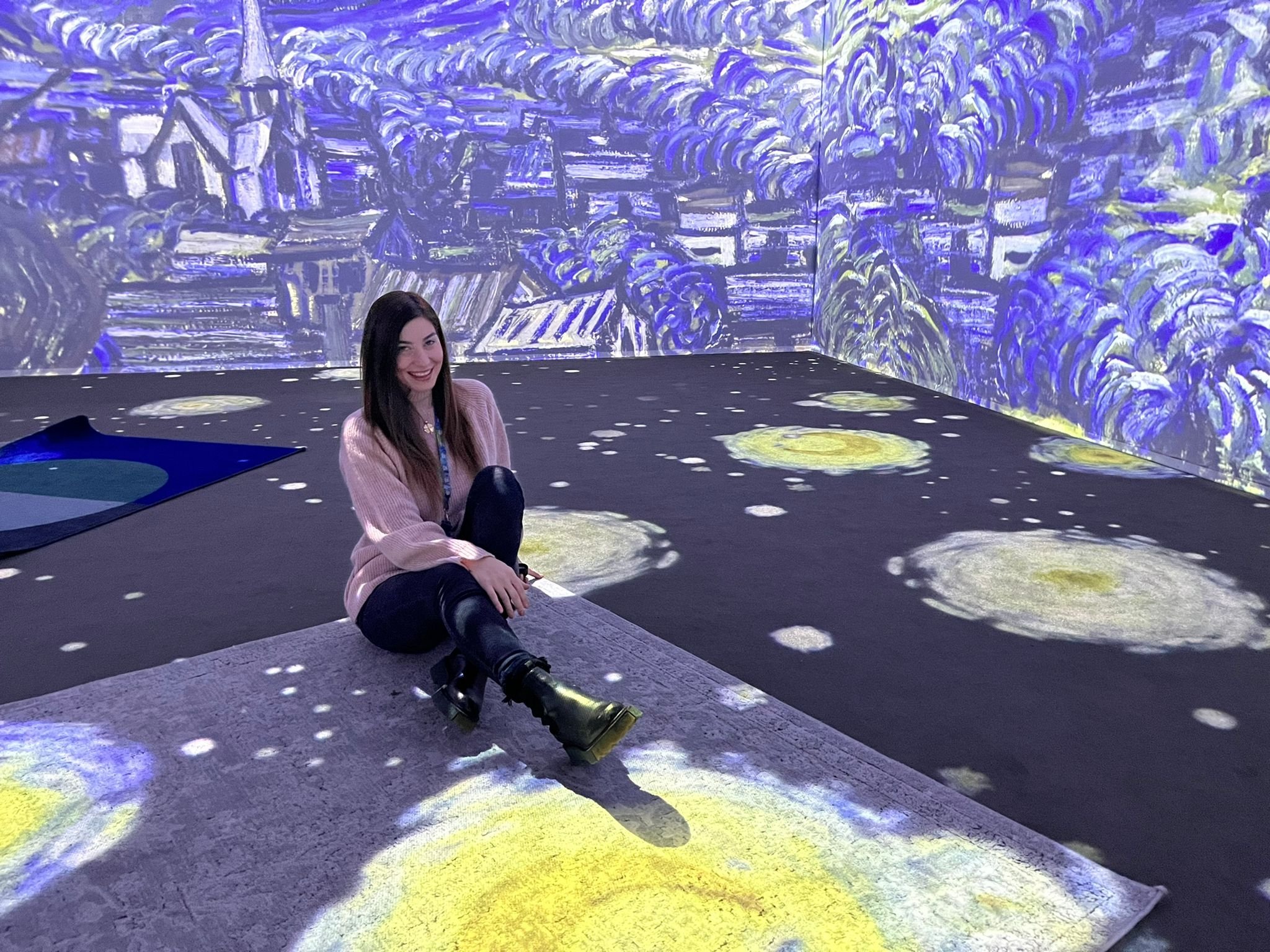 Funda Karayel berpose di 'Pameran Van Gogh Immersive,' New York, AS (Foto oleh Funda Karayel)