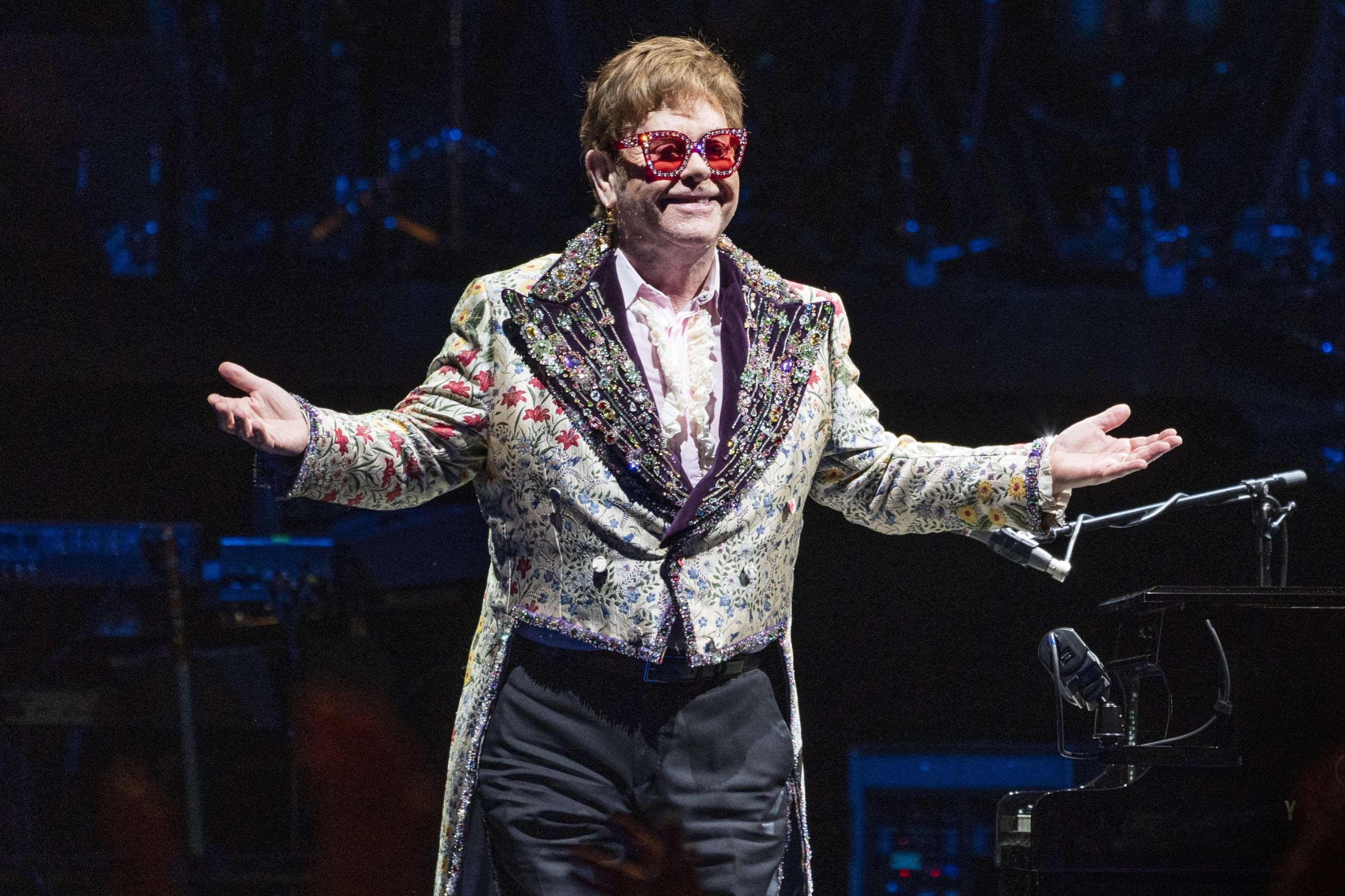 Elton John tampil selama tur 'Farewell Yellow Brick Road' di Smoothie King Center, New Orleans, Louisiana, AS, 19 Januari 2022. (AFP Photo)