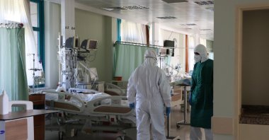 Health care workers attend to COVID-19 patients at a hospital, in Diyarbakır, southeastern Turkey, Nov. 19, 2021. (DHA PHOTO)