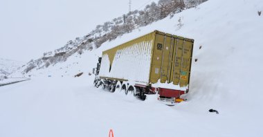 A truck is stranded on a snow-covered road linking the eastern provinces of Malatya and Adıyaman, in Malatya, eastern Turkey, Jan. 26, 2022. (AA PHOTO)